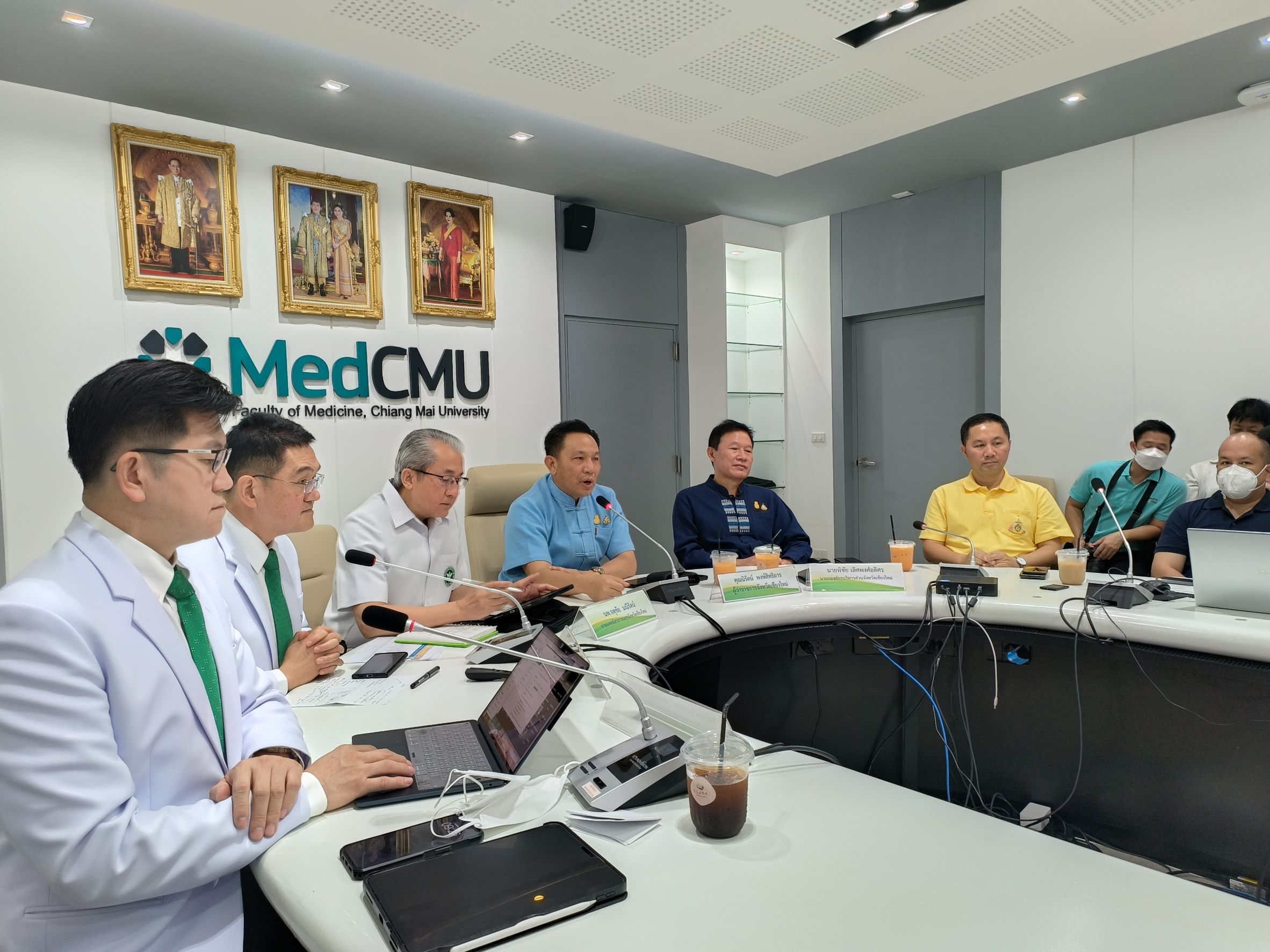 ผู้ว่าฯ อยู่ไม่ติดเรียกหมอและเกี่ยวข้องแจงมาตรการดูแลสุขภาพจากpm2.5 ผู้ว่าฯ อยู่ไม่ติดเรียกหมอและเกี่ยวข้องแจงมาตรการดูแลสุขภาพจากpm2.5