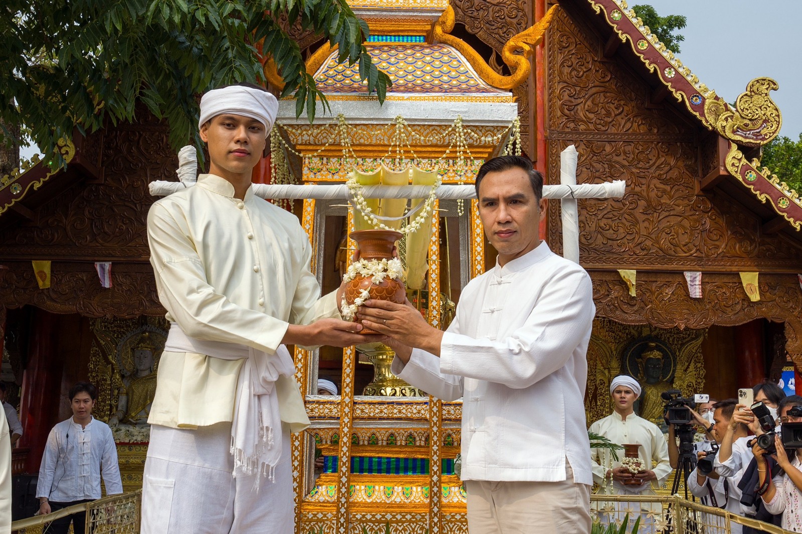 เชียงใหม่ ประกอบพิธีจุมน้ำทิพย์ศักดิ์สิทธิ์ แจกประชาชนช่วงปี๋ใหม่เมือง 2567 เชียงใหม่ ประกอบพิธีจุมน้ำทิพย์ศักดิ์สิทธิ์ แจกประชาชนช่วงปี๋ใหม่เมือง 2567