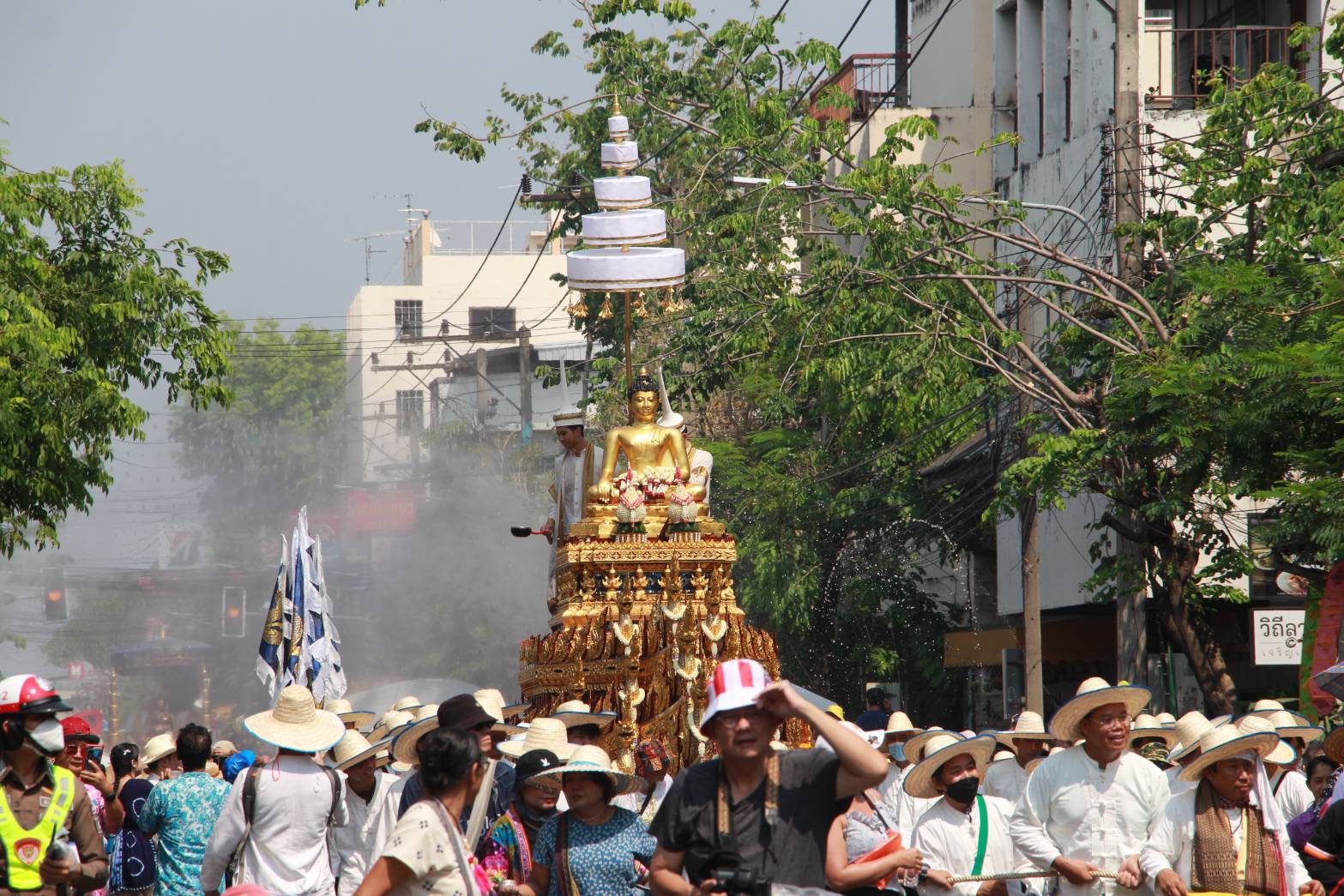 ประชาชนและนักท่องเที่ยว ร่วมสรงน้ำพระพุทธรูปสำคัญของจังหวัดเชียงใหม่ในวันสงกรานต์