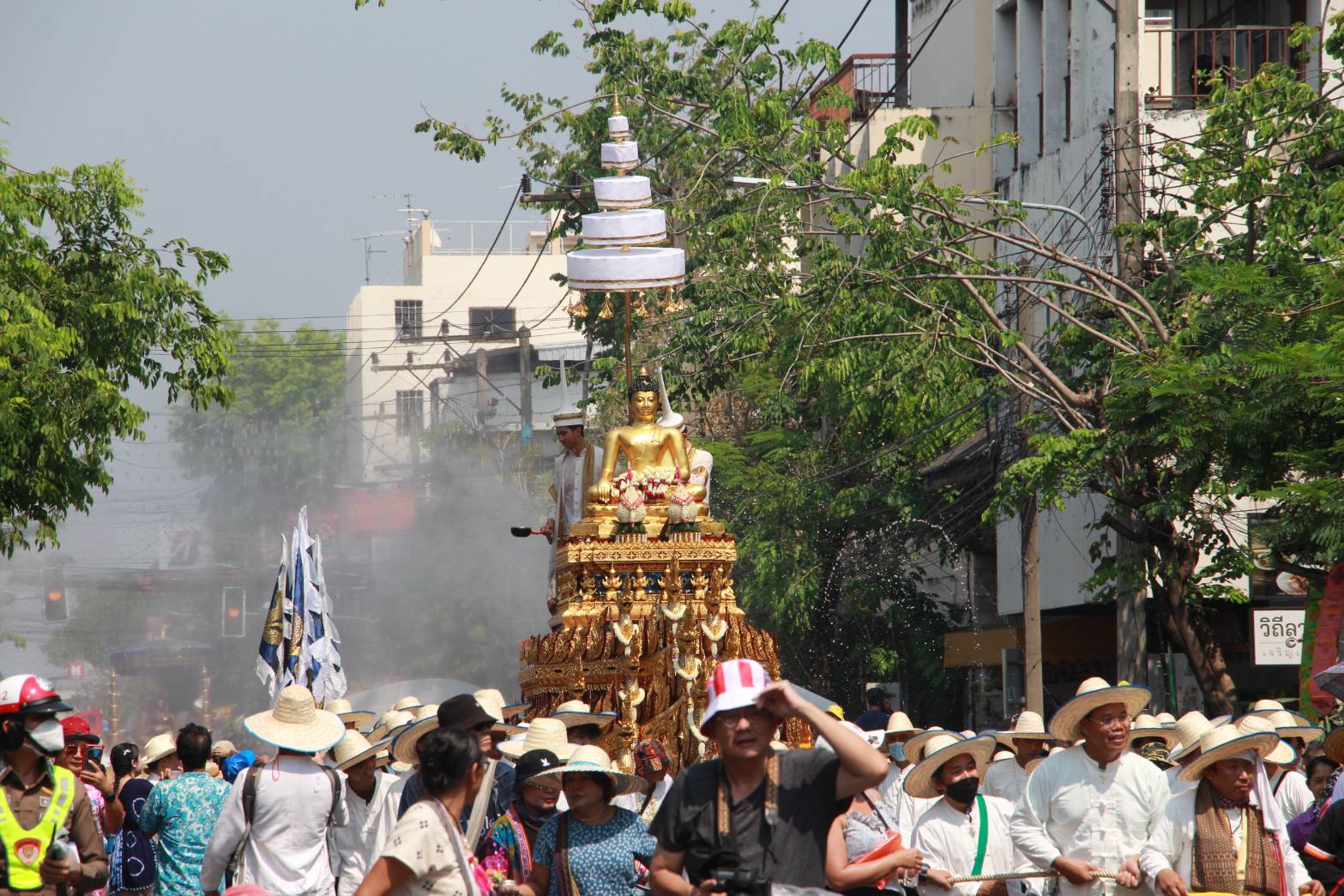 ประชาชนและนักท่องเที่ยว ร่วมสรงน้ำพระพุทธรูปสำคัญของจังหวัดเชียงใหม่ในวันสงกรานต์ ประชาชนและนักท่องเที่ยว ร่วมสรงน้ำพระพุทธรูปสำคัญของจังหวัดเชียงใหม่ในวันสงกรานต์