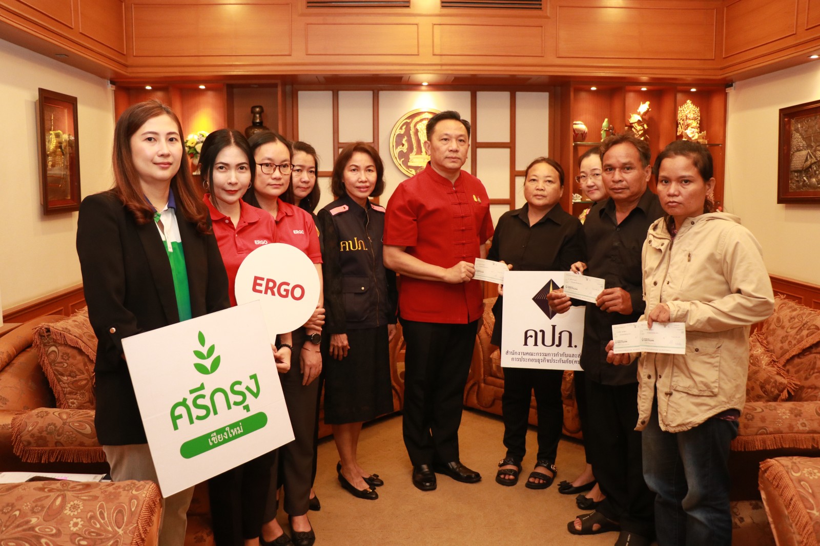ผู้ว่าฯ เชียงใหม่ มอบเงินค่าสินไหมทดแทน 500,000 บาท จากประกันภัย พ.ร.บ. ให้ครอบครัวเจ้าหน้าที่ดับไฟป่าที่เสียชีวิต เหตุรถกระบะตกเขา ที่ อ.จอมทอง ผู้ว่าฯ เชียงใหม่ มอบเงินค่าสินไหมทดแทน 500,000 บาท จากประกันภัย พ.ร.บ. ให้ครอบครัวเจ้าหน้าที่ดับไฟป่าที่เสียชีวิต เหตุรถกระบะตกเขา ที่ อ.จอมทอง