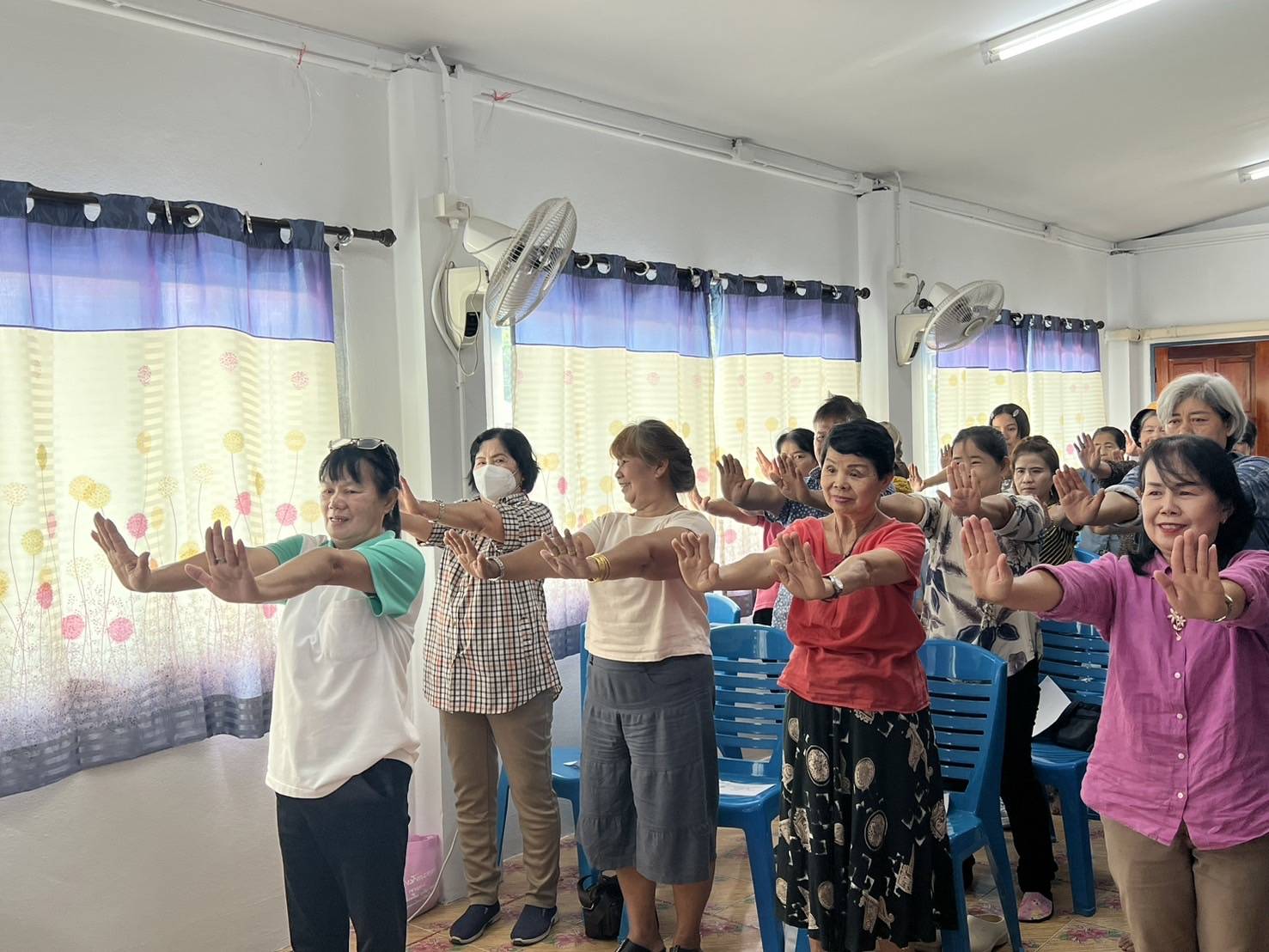 รพ.สต.บ้านซาง อ.แม่ริม จ.เชียงใหม่นำชาวบ้านบริหารร่างกายตามศาสตร์มณีเวชสร้างสมดุลกระดูก แก้ปัญหาปวดไหล่ ปวดต้นคอ นิ้วล็อค รพ.สต.บ้านซาง อ.แม่ริม จ.เชียงใหม่นำชาวบ้านบริหารร่างกายตามศาสตร์มณีเวชสร้างสมดุลกระดูก แก้ปัญหาปวดไหล่ ปวดต้นคอ นิ้วล็อค