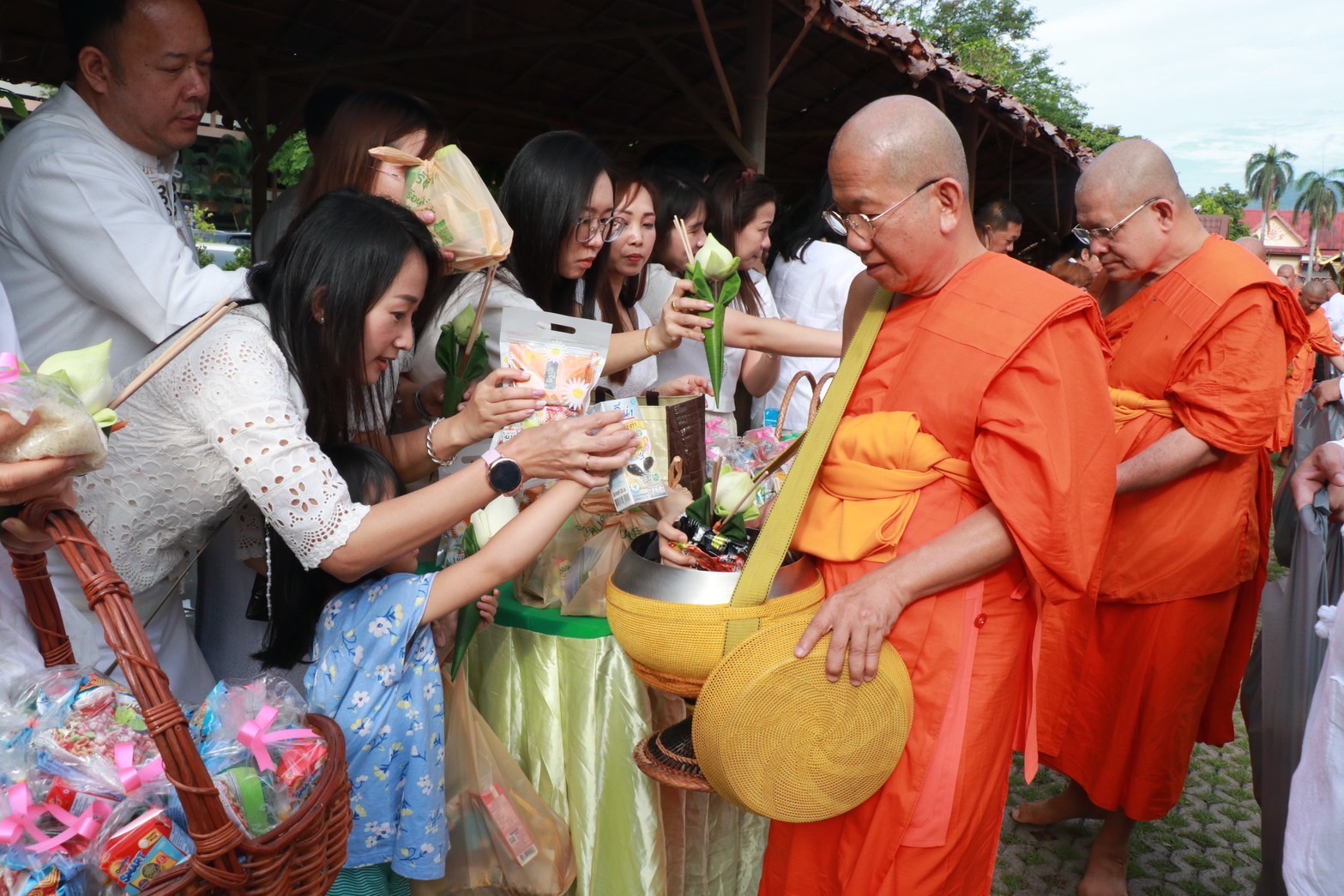 พุทธศาสนิกชนชาวเชียงใหม่ ร่วมทำบุญตักบาตรถวายเป็นพุทธบูชา ในวันวิสาขบูชา ประจำปี 2567 พุทธศาสนิกชนชาวเชียงใหม่ ร่วมทำบุญตักบาตรถวายเป็นพุทธบูชา ในวันวิสาขบูชา ประจำปี 2567