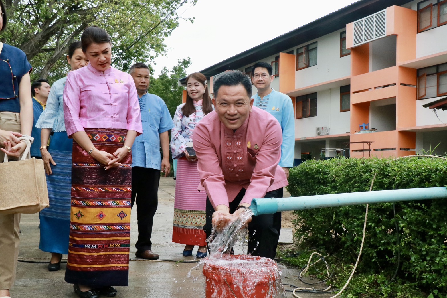 ผู้ว่าฯ เชียงใหม่ ติดตามผลการขุดเจาะบาดาล 3 บ่อ แก้ปัญหาน้ำเป็นสนิม ให้กับนักเรียนโรงเรียนราชประชานุเคราะห์ 60 อ.แม่ริม ล่าสุด น้ำใส ใช้งานได้แล้ ผู้ว่าฯ เชียงใหม่ ติดตามผลการขุดเจาะบาดาล 3 บ่อ แก้ปัญหาน้ำเป็นสนิม ให้กับนักเรียนโรงเรียนราชประชานุเคราะห์ 60 อ.แม่ริม ล่าสุด น้ำใส ใช้งานได้แล้