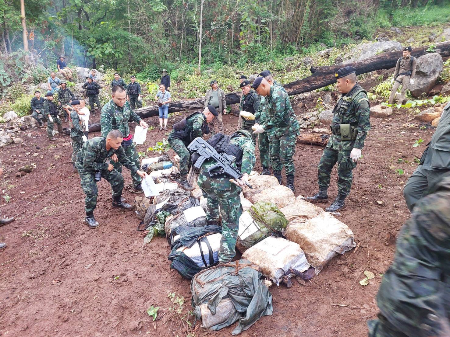 ทหารปะทะขบวนการขนยาบ้าต่อเนื่อง ยึดยา 6 ล้านพื้นที่อำเภอเชียงดาว จังหวัดเชียงใหม่ช่วงวันหยุดยาว ทหารปะทะขบวนการขนยาบ้าต่อเนื่อง ยึดยา 6 ล้านพื้นที่อำเภอเชียงดาว จังหวัดเชียงใหม่ช่วงวันหยุดยาว