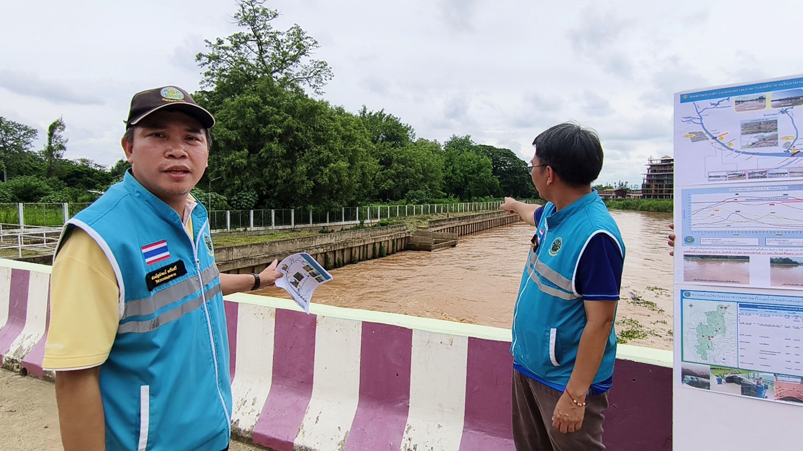 ชลประทานเชียงใหม่ เร่งตรวจสอบประตูระบายน้ำท่าวังตาล วางแผนรับมือพายุ หลังประชาชนกังวลจะเกิดน้ำท่วมเหมือนปี 65 พร้อมเตรียมกระสอบทรายเสริมพนังกั้นน้ำไม่ต่ำกว่า 2,000 ใบ ปรับปรุงพนังกั้นน้ำบริเวณท้ายประตูระบายน้ำสูงขึ้นกว่า 1.50 เมตร และกำจัดสิ่งกีดขวางทางน้ ชลประทานเชียงใหม่ เร่งตรวจสอบประตูระบายน้ำท่าวังตาล วางแผนรับมือพายุ หลังประชาชนกังวลจะเกิดน้ำท่วมเหมือนปี 65 พร้อมเตรียมกระสอบทรายเสริมพนังกั้นน้ำไม่ต่ำกว่า 2,000 ใบ ปรับปรุงพนังกั้นน้ำบริเวณท้ายประตูระบายน้ำสูงขึ้นกว่า 1.50 เมตร และกำจัดสิ่งกีดขวางทางน้