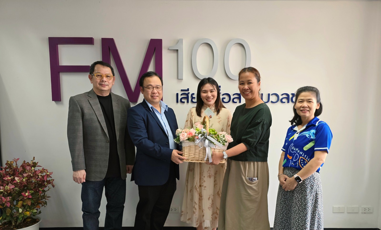 ผู้ผลิตรายการตะวันออกปริทรรศน์ เข้าร่วมแสดงความยินดีกับ FM100 หลังได้รับรางวัล ผู้ประกอบกิจการวิทยุกระจายเสียงที่มีคุณภาพ ระดับประเทศ จาก กสทช. ผู้ผลิตรายการตะวันออกปริทรรศน์ เข้าร่วมแสดงความยินดีกับ FM100 หลังได้รับรางวัล ผู้ประกอบกิจการวิทยุกระจายเสียงที่มีคุณภาพ ระดับประเทศ จาก กสทช.