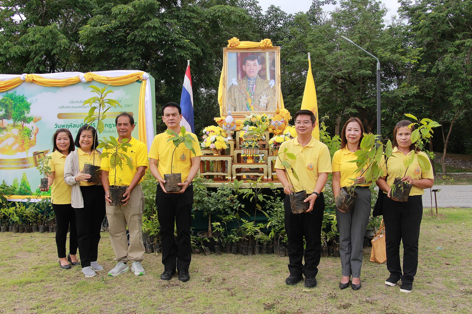 เจ้าหน้าที่ สวพส. และเกษตรกร ร่วมปลูกต้นไม้เฉลิมพระเกียรติในหลวง ที่ อุทยานหลวงราชพฤกษ์ เจ้าหน้าที่ สวพส. และเกษตรกร ร่วมปลูกต้นไม้เฉลิมพระเกียรติในหลวง ที่ อุทยานหลวงราชพฤกษ์