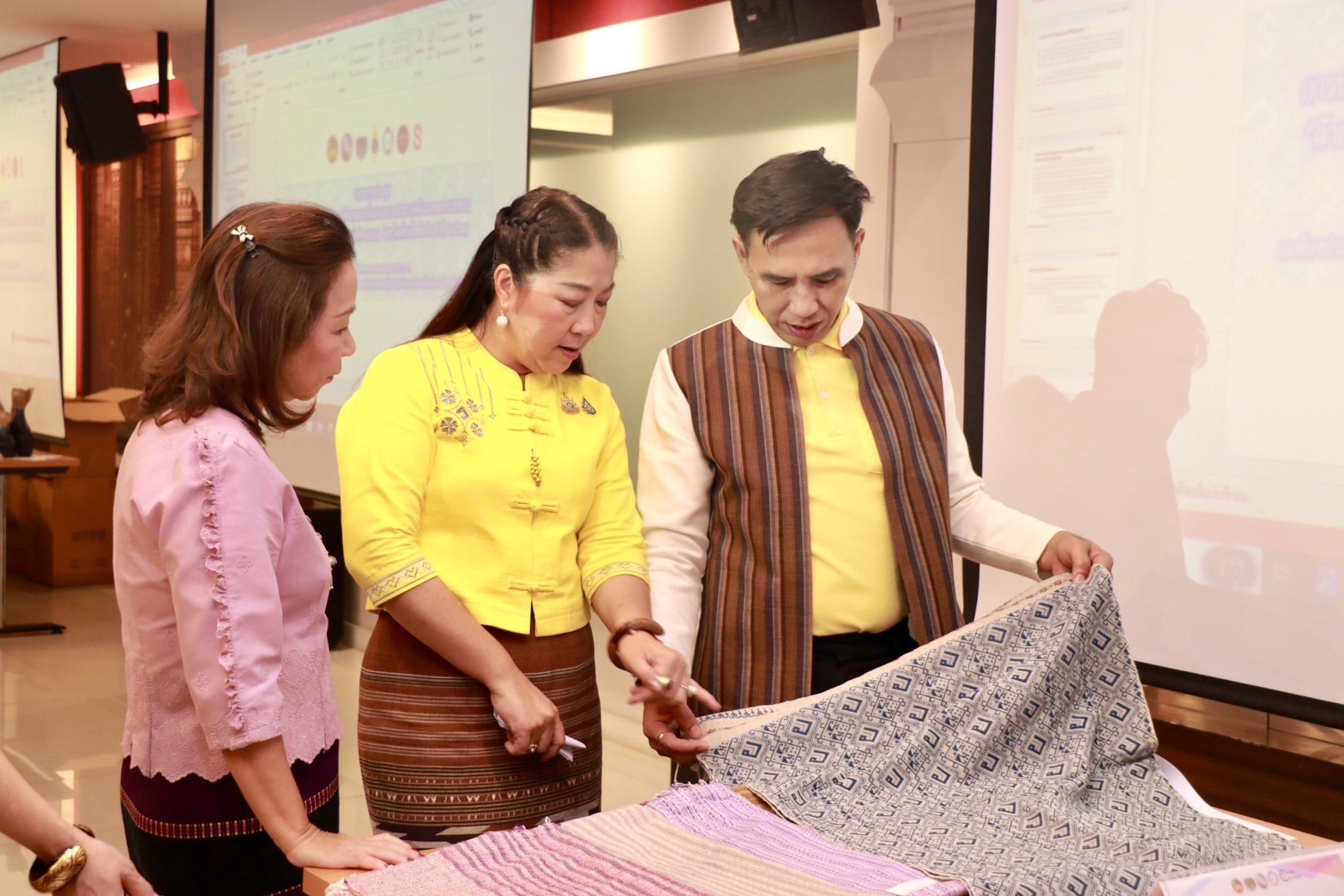 คณะกรรมการประกวดลายผ้าพระราชทาน จ.เชียงใหม่ ร่วมกันกลั่นกรองผลิตภัณฑ์ผ้าและงานหัตถกรรม เตรียมส่งประกวดในระดับภาค คณะกรรมการประกวดลายผ้าพระราชทาน จ.เชียงใหม่ ร่วมกันกลั่นกรองผลิตภัณฑ์ผ้าและงานหัตถกรรม เตรียมส่งประกวดในระดับภาค