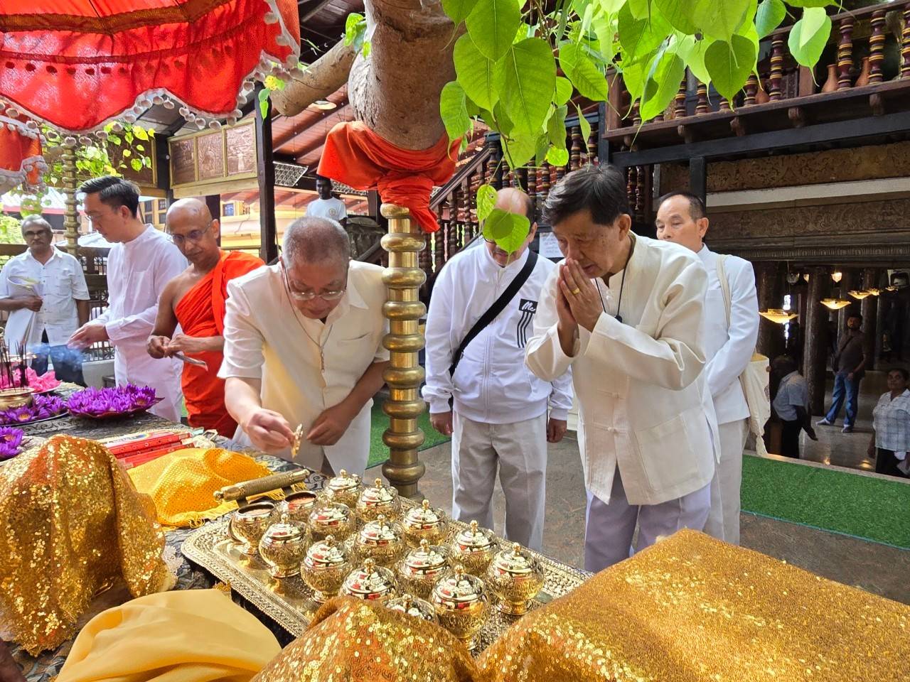 มูลนิธิอาจารย์วารินทร์ บัววิรัตน์เลิศ มูลนิธิข่วงพระเจ้าล้านนาร่วมกับคณะธรรมทูต อัญเชิญองค์ครูบาเจ้าศรีวิชัยพร้อมชุดประกาศเกียรติคุณ ที่ประเทศศรีลังกา เพื่อหนุนเสริมการเสนอชื่อครูบาเจ้าศรีวิชัยให้เป็นบุคคลสำคัญของโลก(UNESCO) มูลนิธิอาจารย์วารินทร์ บัววิรัตน์เลิศ มูลนิธิข่วงพระเจ้าล้านนาร่วมกับคณะธรรมทูต อัญเชิญองค์ครูบาเจ้าศรีวิชัยพร้อมชุดประกาศเกียรติคุณ ที่ประเทศศรีลังกา เพื่อหนุนเสริมการเสนอชื่อครูบาเจ้าศรีวิชัยให้เป็นบุคคลสำคัญของโลก(UNESCO)
