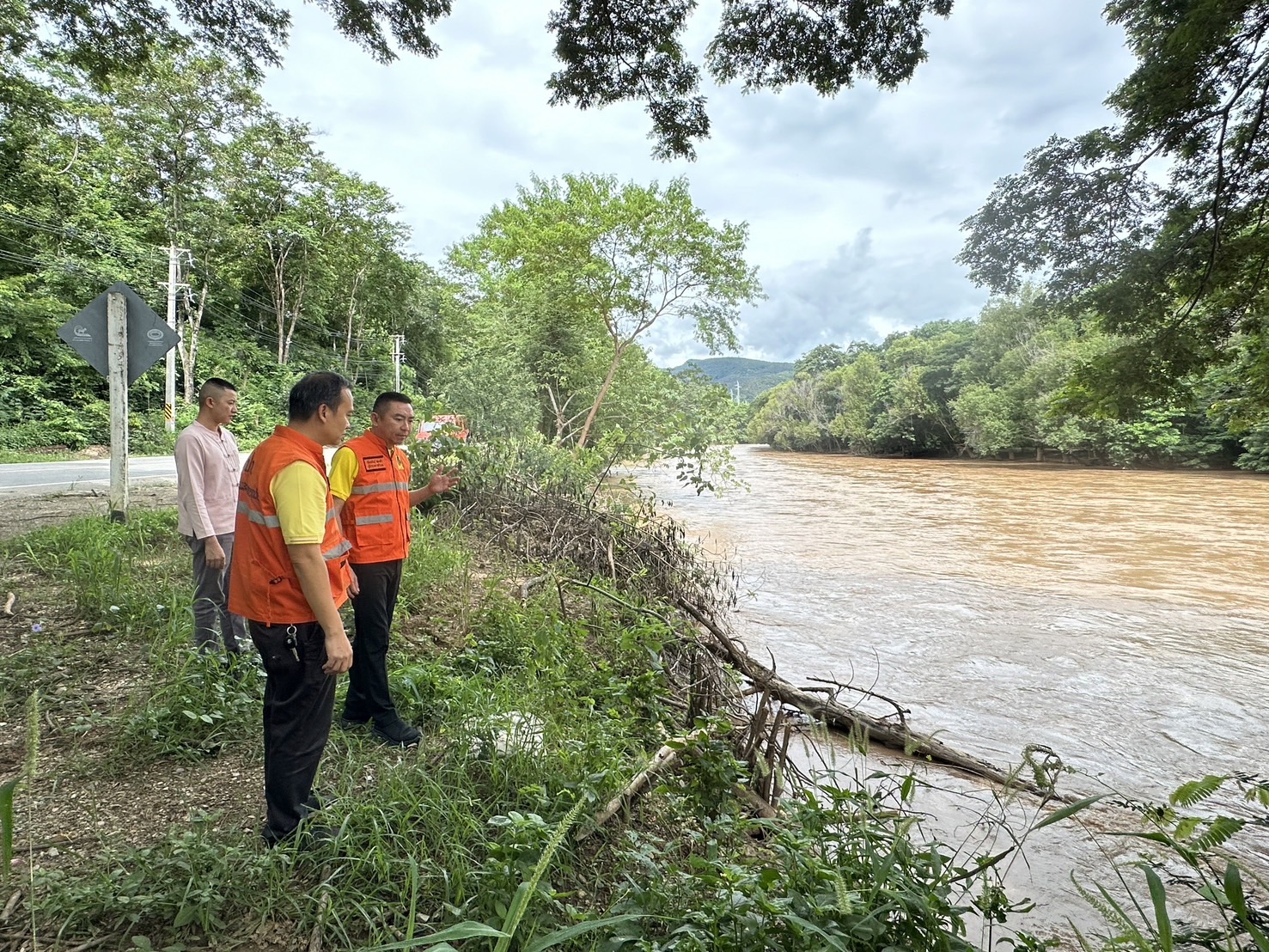 อ.ฮอด ติดตามสถานการณ์น้ำอย่างใกล้ชิด เผยระดับน้ำอยู่ในสภาวะปกติ พร้อมเร่งขุดลอก กำจัดสิ่งกีดขวางทางน้ำ รองรับการระบายน้ำลงสู่แม่น้ำแจ่ม อ.ฮอด ติดตามสถานการณ์น้ำอย่างใกล้ชิด เผยระดับน้ำอยู่ในสภาวะปกติ พร้อมเร่งขุดลอก กำจัดสิ่งกีดขวางทางน้ำ รองรับการระบายน้ำลงสู่แม่น้ำแจ่ม