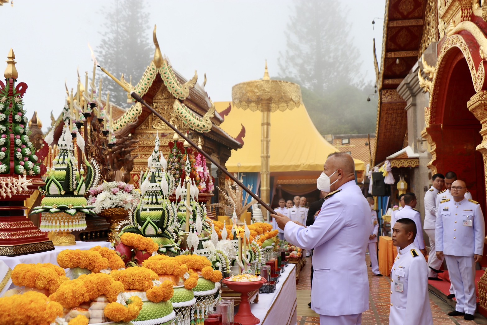 รองเลขาธิการพระราชวัง เป็นผู้แทนพระองค์ มอบสิ่งของพระราชทาน ในพิธีทำบุญอายุวัฒนมงคล 75 ปี พระธรรมเสนาบดี เจ้าอาวาสวัดพระธาตุดอยสุเทพ ราชวรวิหาร รองเลขาธิการพระราชวัง เป็นผู้แทนพระองค์ มอบสิ่งของพระราชทาน ในพิธีทำบุญอายุวัฒนมงคล 75 ปี พระธรรมเสนาบดี เจ้าอาวาสวัดพระธาตุดอยสุเทพ ราชวรวิหาร