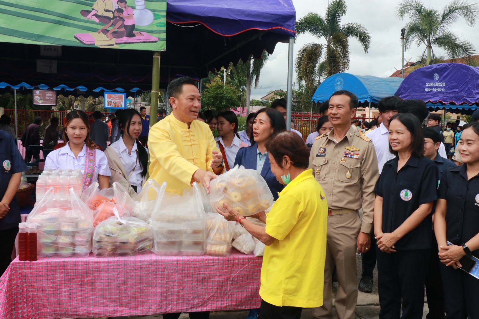 พ่อเมืองเชียงใหม่ ออกหน่วย “บำบัดทุกข์ บำรุงสุข” มอบสิ่งของอุปโภคบริโภคให้พี่น้องประชาชนอำเภอฝาง หลังชาวบ้านประสบสถานการณ์น้ำท่วมขังในพื้นที่ พ่อเมืองเชียงใหม่ ออกหน่วย “บำบัดทุกข์ บำรุงสุข” มอบสิ่งของอุปโภคบริโภคให้พี่น้องประชาชนอำเภอฝาง หลังชาวบ้านประสบสถานการณ์น้ำท่วมขังในพื้นที่