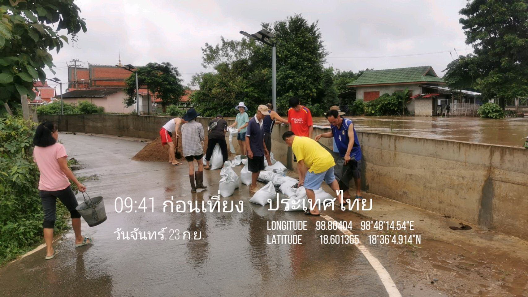 ฝนตกหนักจากพายุซูลิก น้ำเอ่อล้นท่วมบ้านเรือนประชาชน ผอ.ชลประทานเชียงใหม่ สั่งเจ้าหน้าที่ช่วยเหลือประชาชนอย่างเร่งด่วน สั่งเปิดประตูระบายน้ำตั้งแต่ตัวเมืองถึงปลายน้ำในแม่น้ำปิง เร่งระบายน้ำ ฝนตกหนักจากพายุซูลิก น้ำเอ่อล้นท่วมบ้านเรือนประชาชน ผอ.ชลประทานเชียงใหม่ สั่งเจ้าหน้าที่ช่วยเหลือประชาชนอย่างเร่งด่วน สั่งเปิดประตูระบายน้ำตั้งแต่ตัวเมืองถึงปลายน้ำในแม่น้ำปิง เร่งระบายน้ำ