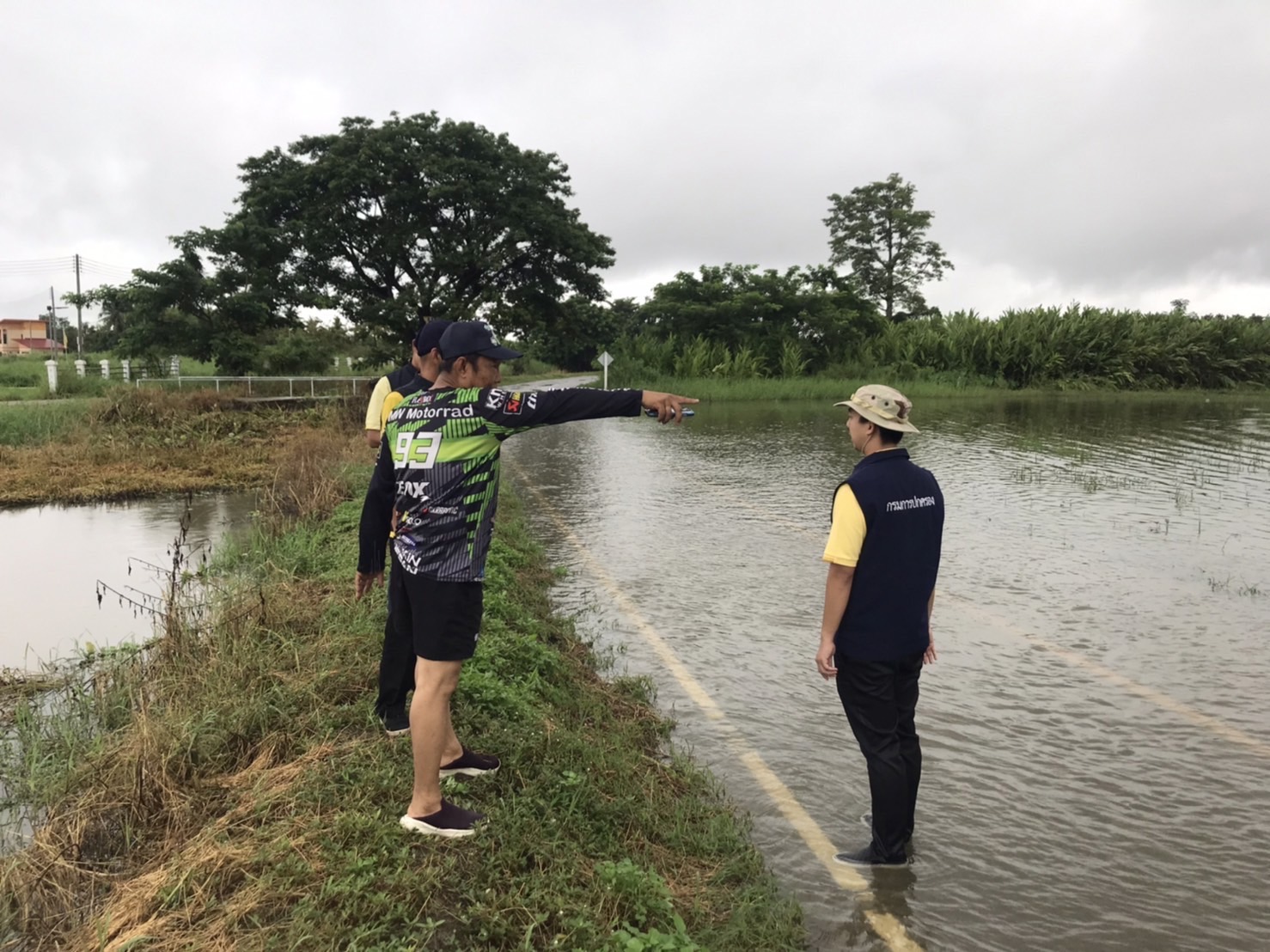 สารภีฝนตกหนักทั้งคืน ต.สารภี ต.หนองแฝก หลายหมู่บ้านน้ำท่วมขังระบายไม่ทัน อำเภอพร้อมหน่วยงานที่เกี่ยวข้องเร่งให้การช่วยเหลือ ท่วมโรงเรียนชุมชนวัดปากกอง ต้องปิดเรียน สารภีฝนตกหนักทั้งคืน ต.สารภี ต.หนองแฝก หลายหมู่บ้านน้ำท่วมขังระบายไม่ทัน อำเภอพร้อมหน่วยงานที่เกี่ยวข้องเร่งให้การช่วยเหลือ ท่วมโรงเรียนชุมชนวัดปากกอง ต้องปิดเรียน