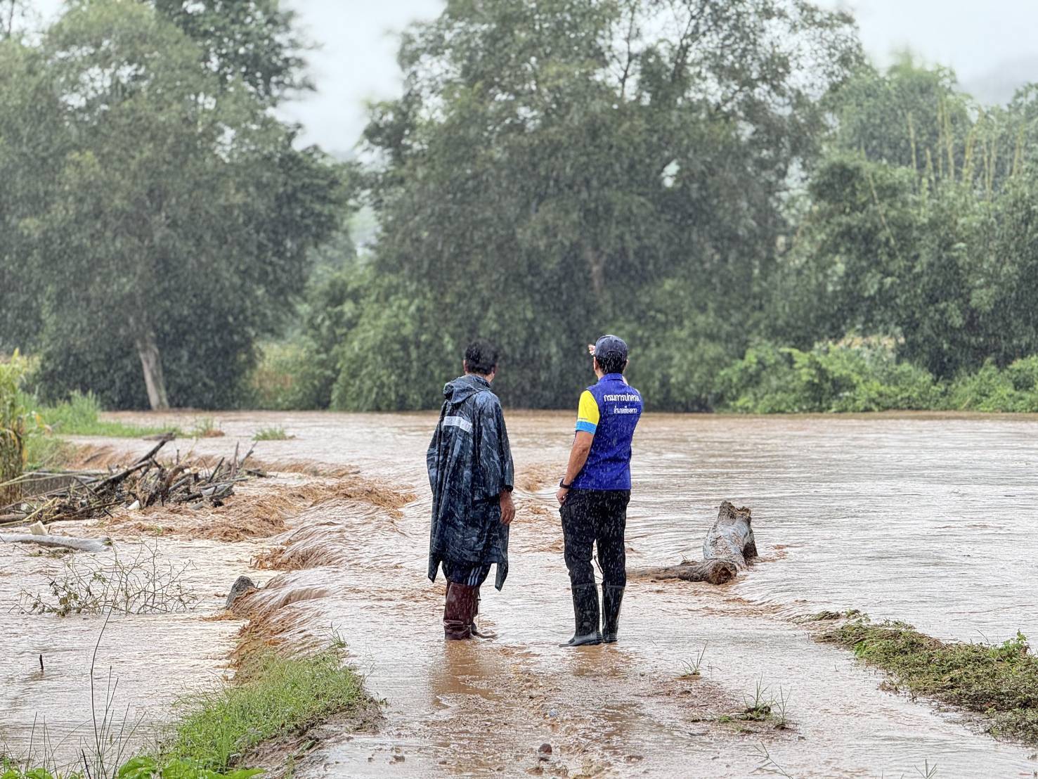 อ.เชียงดาว เกิดฝนตกหนักต่อเนื่อง หลายพื้นที่ได้รับผลกระทบ ฝายวังฮายพัง เบื้องต้นเจ้าหน้าที่เร่งช่วยเหลือชาวบ้าน พร้อมเตรียมรับมือกับสถานการณ์ทันที อ.เชียงดาว เกิดฝนตกหนักต่อเนื่อง หลายพื้นที่ได้รับผลกระทบ ฝายวังฮายพัง เบื้องต้นเจ้าหน้าที่เร่งช่วยเหลือชาวบ้าน พร้อมเตรียมรับมือกับสถานการณ์ทันที