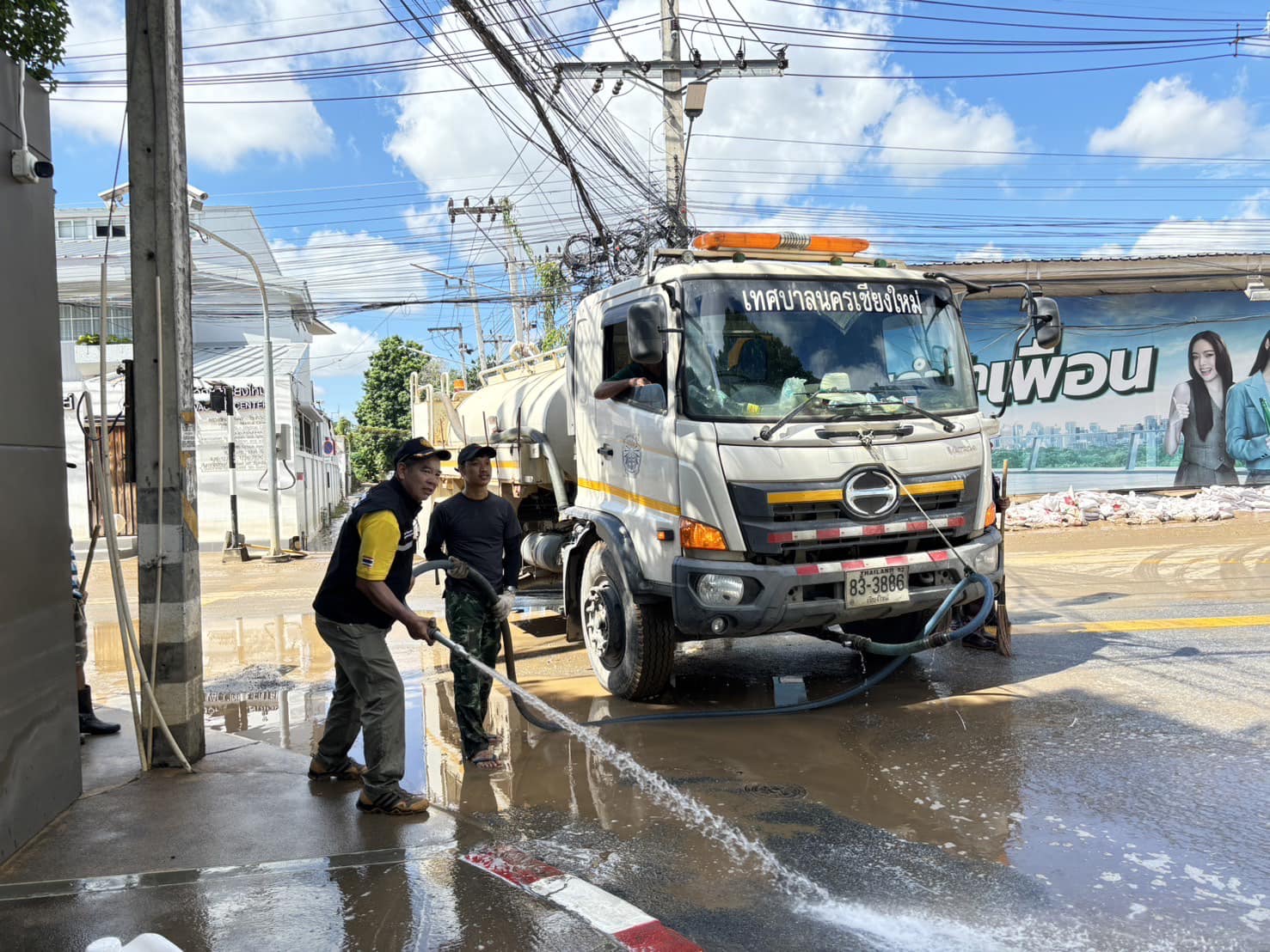 เทศบาลนครเชียงใหม่ระดมพลล้างทำความสะอาดเมืองเชียงใหม่ครั้งใหญ่ หลังสถานการณ์น้ำท่วมใกล้กลับคืนสู่ภาวะปกติ เทศบาลนครเชียงใหม่ระดมพลล้างทำความสะอาดเมืองเชียงใหม่ครั้งใหญ่ หลังสถานการณ์น้ำท่วมใกล้กลับคืนสู่ภาวะปกติ