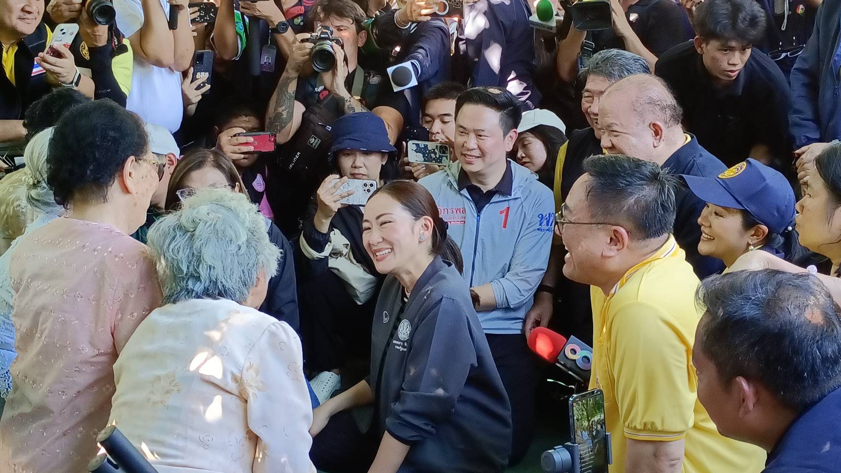 นายก ”แพทองธาร“ มอบถุงยังชีพ ให้กำลังใจผู้ประสบภัยน้ำท่วมและกลุ่มเปราะบาง ที่ จ.เชียงใหม่ นายก ”แพทองธาร“ มอบถุงยังชีพ ให้กำลังใจผู้ประสบภัยน้ำท่วมและกลุ่มเปราะบาง ที่ จ.เชียงใหม่