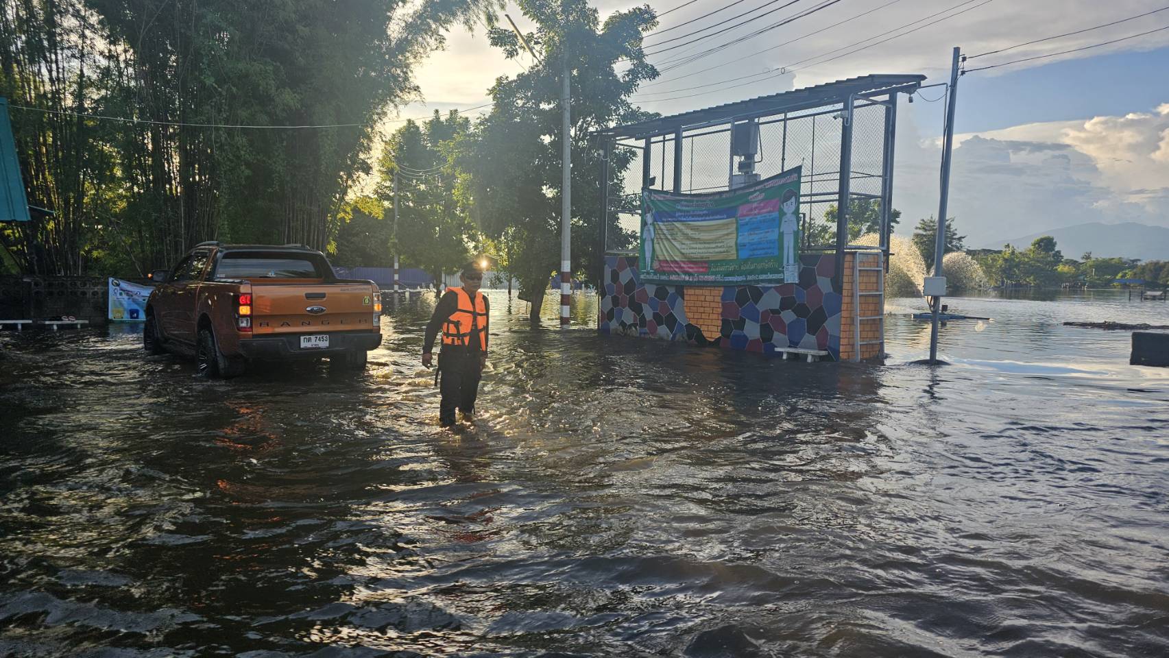 ชลประทานเชียงใหม่ และสำนักงานชลประทานที่ 1 เดินเครื่องสูบน้ำไฮโดร์โฟล์ 2 เครื่อง เร่งสูบน้ำช่วยเหลือพื้นที่อำเภอสารภี ผันน้ำลงน้ำกวง ชลประทานเชียงใหม่ และสำนักงานชลประทานที่ 1 เดินเครื่องสูบน้ำไฮโดร์โฟล์ 2 เครื่อง เร่งสูบน้ำช่วยเหลือพื้นที่อำเภอสารภี ผันน้ำลงน้ำกวง