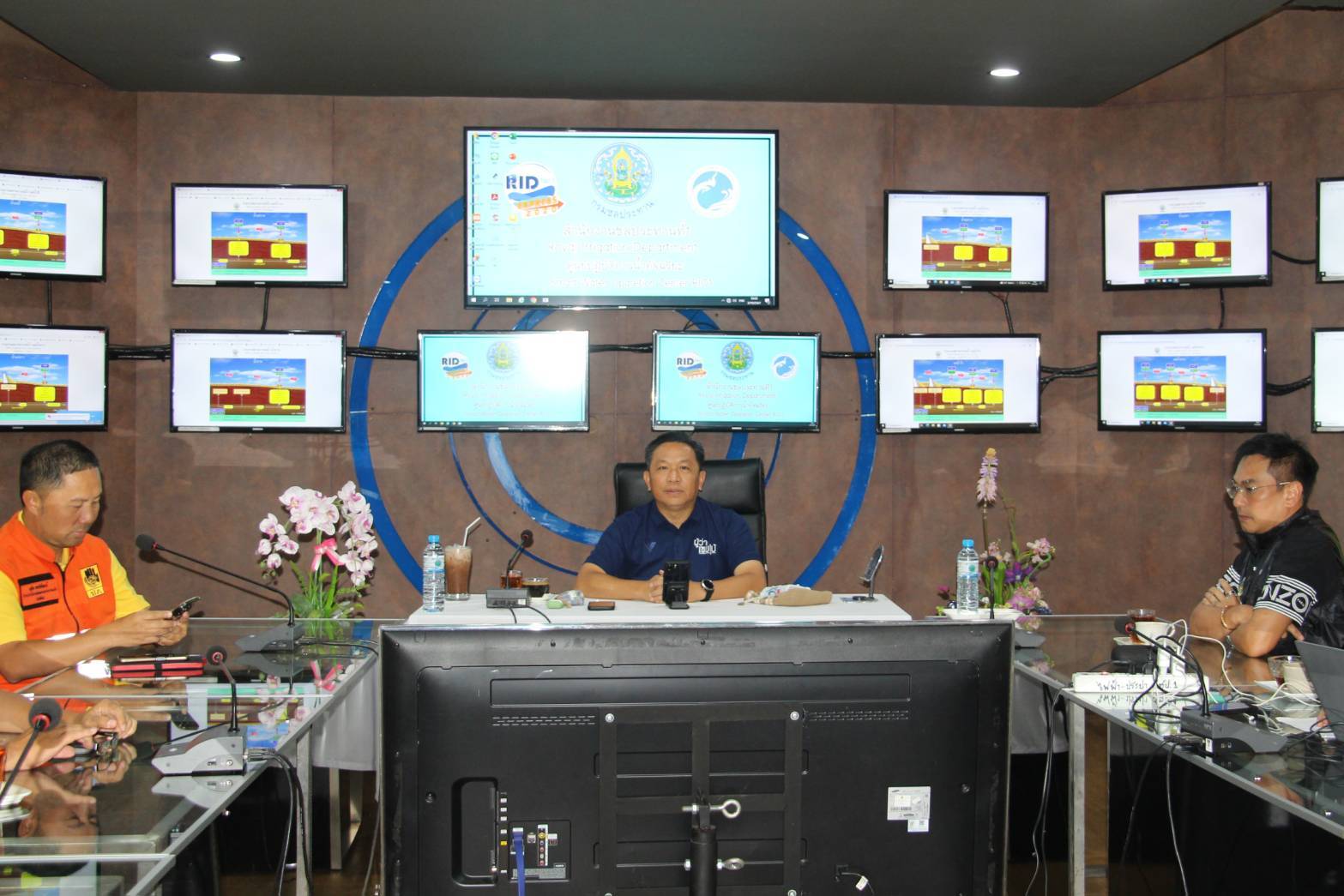 ผู้ว่าฯ เชียงใหม่ แจ้งเตือนประชาชนขนย้ายสิ่งของขึ้นที่สูงเตรียมรับมวลน้ำที่จะมาในอีก 5-6 ชั่วโมง คาดระลอกนี้จะสูงสุดที่ 4.95 เมตร ผู้ว่าฯ เชียงใหม่ แจ้งเตือนประชาชนขนย้ายสิ่งของขึ้นที่สูงเตรียมรับมวลน้ำที่จะมาในอีก 5-6 ชั่วโมง คาดระลอกนี้จะสูงสุดที่ 4.95 เมตร