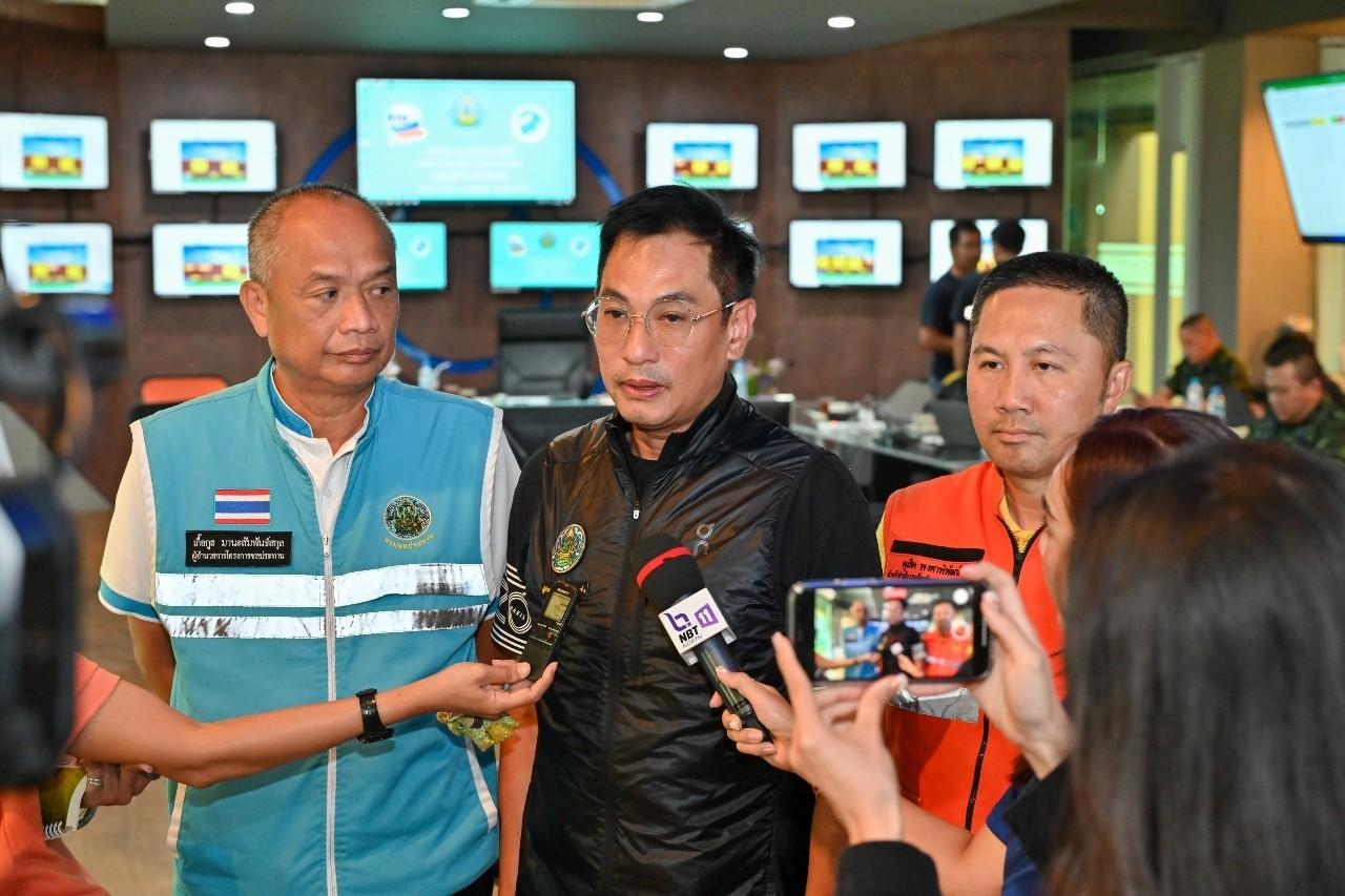 ฝนถล่มหนักต่อเนื่อง 3 วัน น้ำปิงกลับมาพีคอีกรอบ คาดน้ำปิงล้นตลิ่งอีกครั้งไม่เกิน ตี 2 คืนนี้ ระดับความสูงใกล้เคียงครั้งที่ผ่านมา 4.90 – 4.95 เมตร เตือนน้ำเริ่มล้นตลิ่งที่ระดับ 4.20 เมตร ช่วงเวลา 18.00 – 20.00 น. วันนี้ เริ่มที่บริเวณชุมชนป่าพร้าวนอก ต่อด้ ฝนถล่มหนักต่อเนื่อง 3 วัน น้ำปิงกลับมาพีคอีกรอบ คาดน้ำปิงล้นตลิ่งอีกครั้งไม่เกิน ตี 2 คืนนี้ ระดับความสูงใกล้เคียงครั้งที่ผ่านมา 4.90 – 4.95 เมตร เตือนน้ำเริ่มล้นตลิ่งที่ระดับ 4.20 เมตร ช่วงเวลา 18.00 – 20.00 น. วันนี้ เริ่มที่บริเวณชุมชนป่าพร้าวนอก ต่อด้