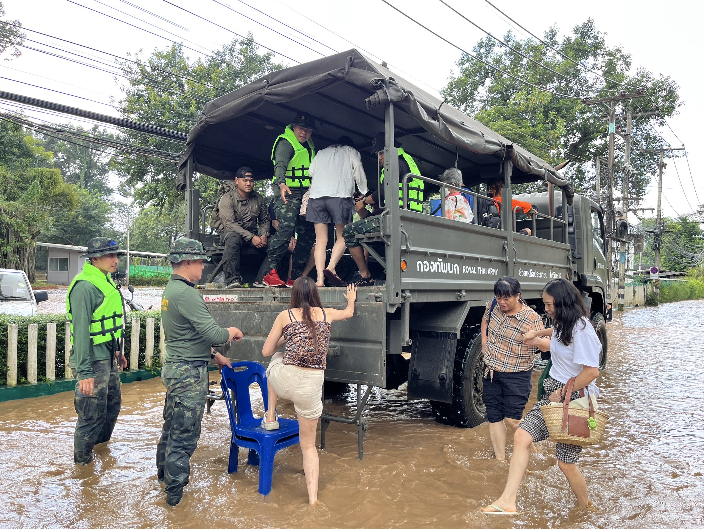 กองทัพบก ช่วยเหลือประชาชน กองทัพบก ช่วยเหลือประชาชน