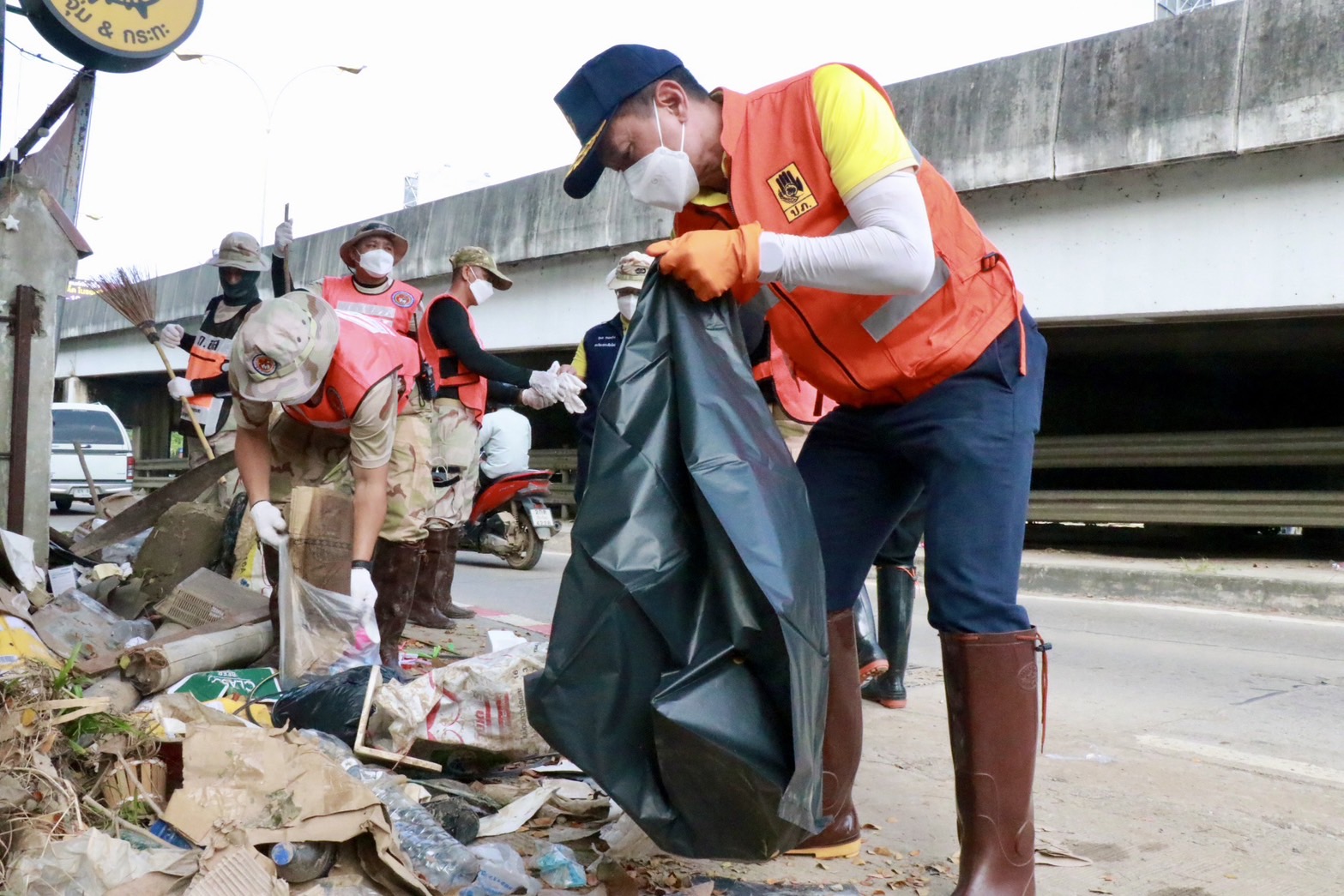 แขวงทางหลวงเชียงใหม่ ที่ 2 ร่วมกับส่วนราชการในจังหวัดเชียงใหม่ ร่วมกิจกรรม Big Cleaning เก็บขยะ ฉีดล้าง ทำความสะอาดถนนและไหล่ทางบนถนนมหิดล แขวงทางหลวงเชียงใหม่ ที่ 2 ร่วมกับส่วนราชการในจังหวัดเชียงใหม่ ร่วมกิจกรรม Big Cleaning เก็บขยะ ฉีดล้าง ทำความสะอาดถนนและไหล่ทางบนถนนมหิดล