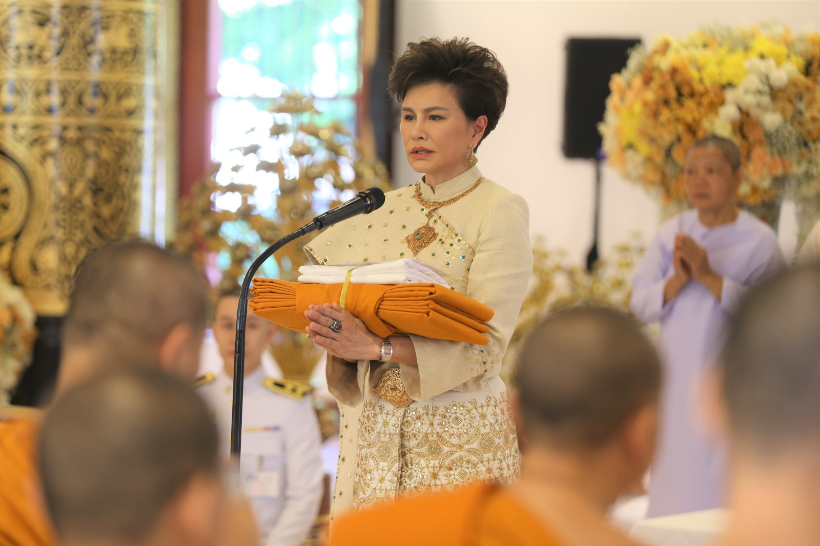 พระบาทสมเด็จพระเจ้าอยู่หัว ทรงพระกรุณาโปรดเกล้าฯ ให้นำผ้าพระกฐินพระราชทานไปถวายแด่พระสงฆ์จำพรรษากาลถ้วนไตรมาส ณ วัดเจดีย์หลวง วรวิหาร จังหวัดเชียงใหม่ พร้อมมอบจตุปัจจัยเพื่อทำนุบำรุงศาสนาและบำรุงให้แก่โรงเรียนต่างๆกว่า 8 ล้านบาท พระบาทสมเด็จพระเจ้าอยู่หัว ทรงพระกรุณาโปรดเกล้าฯ ให้นำผ้าพระกฐินพระราชทานไปถวายแด่พระสงฆ์จำพรรษากาลถ้วนไตรมาส ณ วัดเจดีย์หลวง วรวิหาร จังหวัดเชียงใหม่ พร้อมมอบจตุปัจจัยเพื่อทำนุบำรุงศาสนาและบำรุงให้แก่โรงเรียนต่างๆกว่า 8 ล้านบาท