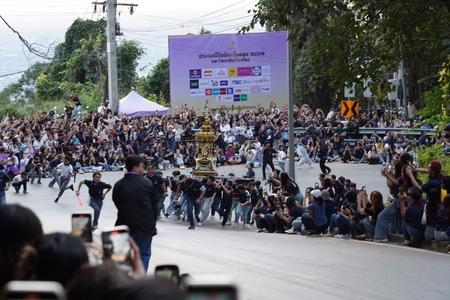 สุดคึกคัก บรรยากาศรับน้องขึ้นดอย มช. รวมใจลูกช้าง สานต่อประเพณีสู่ปีที่ 60 สุดคึกคัก บรรยากาศรับน้องขึ้นดอย มช. รวมใจลูกช้าง สานต่อประเพณีสู่ปีที่ 60
