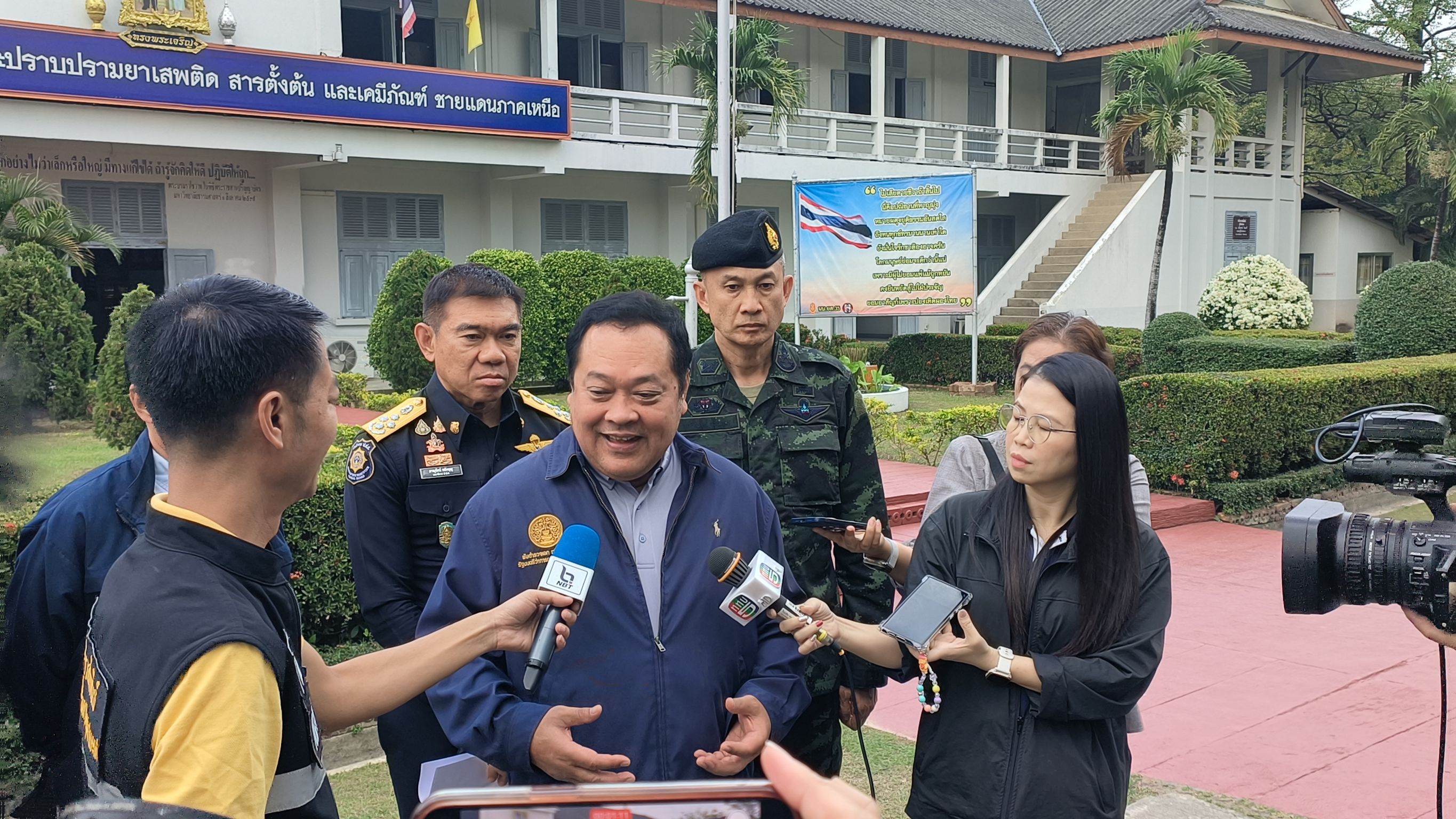 รมว.ยุติธรรม พร้อมคณะติดตามผลการดำเนินงานด้านการสกัดกั้นยาเสพติด ของ นบ.ยส.35 ที่จังหวัดเชียงใหม่ รมว.ยุติธรรม พร้อมคณะติดตามผลการดำเนินงานด้านการสกัดกั้นยาเสพติด ของ นบ.ยส.35 ที่จังหวัดเชียงใหม่