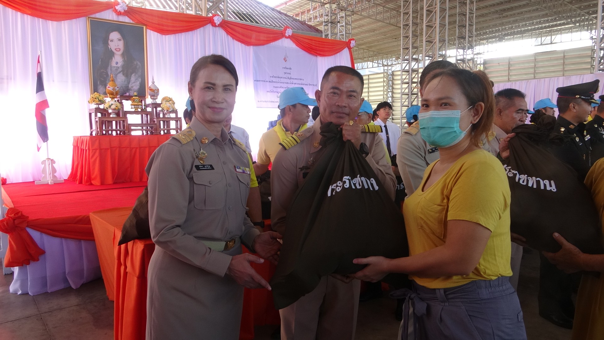 ราชวิทยาลัยจุฬาภรณ์ เชิญสิ่งของพระราชทาน สมเด็จพระเจ้าน้องนางเธอ เจ้าฟ้าจุฬาภรณวลัยลักษณ์ อัครราชกุมารี กรมพระศรีสวางควัฒน วรขัตติยราชนารี มอบแก่ราษฎรที่ประสบอุทกภัย ในพื้นที่จังหวัดเชียงใหม่ ราชวิทยาลัยจุฬาภรณ์ เชิญสิ่งของพระราชทาน สมเด็จพระเจ้าน้องนางเธอ เจ้าฟ้าจุฬาภรณวลัยลักษณ์ อัครราชกุมารี กรมพระศรีสวางควัฒน วรขัตติยราชนารี มอบแก่ราษฎรที่ประสบอุทกภัย ในพื้นที่จังหวัดเชียงใหม่