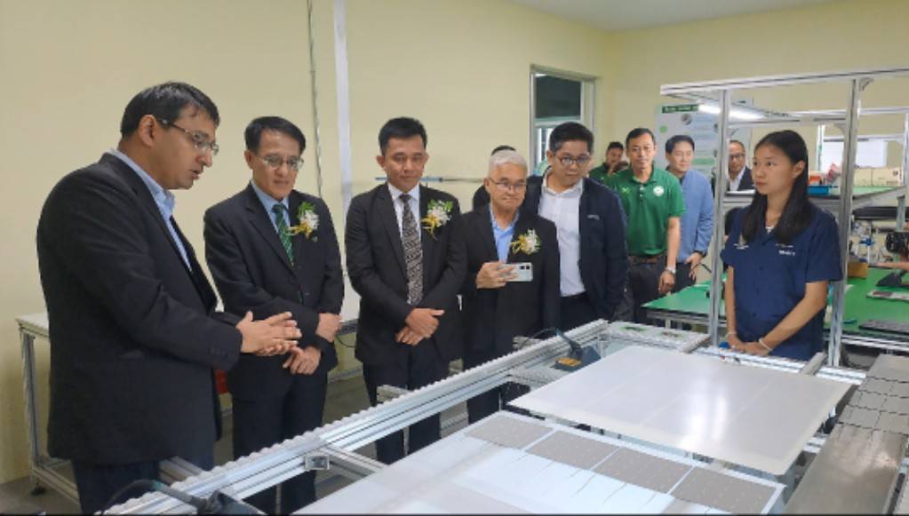 ม.แม่โจ้ เปิดโรงงานผลิตแผงเซลล์แสงอาทิตย์แห่งแรกในมหาวิทยาลัยไทย พร้อมลงนาม MOU ร่วมกับภาคเอกชนพัฒนางานวิจัยสู่การพัฒนานวัตกรรมให้บัณฑิตด้านพลังงานทดแทน ม.แม่โจ้ เปิดโรงงานผลิตแผงเซลล์แสงอาทิตย์แห่งแรกในมหาวิทยาลัยไทย พร้อมลงนาม MOU ร่วมกับภาคเอกชนพัฒนางานวิจัยสู่การพัฒนานวัตกรรมให้บัณฑิตด้านพลังงานทดแทน