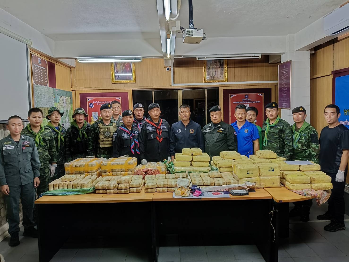 บช.ปส.สนธิกำลังกับทหารประกบรถยนต์ต้องสงสัยยึดยาบ้า 1,900,000 เม็ด ในพื้นที่อ.แม่อาย จว.ช.ม บช.ปส.สนธิกำลังกับทหารประกบรถยนต์ต้องสงสัยยึดยาบ้า 1,900,000 เม็ด ในพื้นที่อ.แม่อาย จว.ช.ม