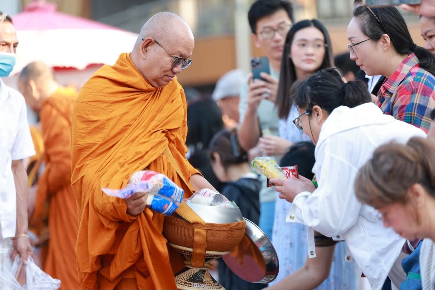 เทศบาลนครเชียงใหม่ ร่วมทำบุญตักบาตรข้าวสาร อาหารแห้ง เนื่องในวันขึ้นปีใหม่ ประจำปี 2568 เทศบาลนครเชียงใหม่ ร่วมทำบุญตักบาตรข้าวสาร อาหารแห้ง เนื่องในวันขึ้นปีใหม่ ประจำปี 2568