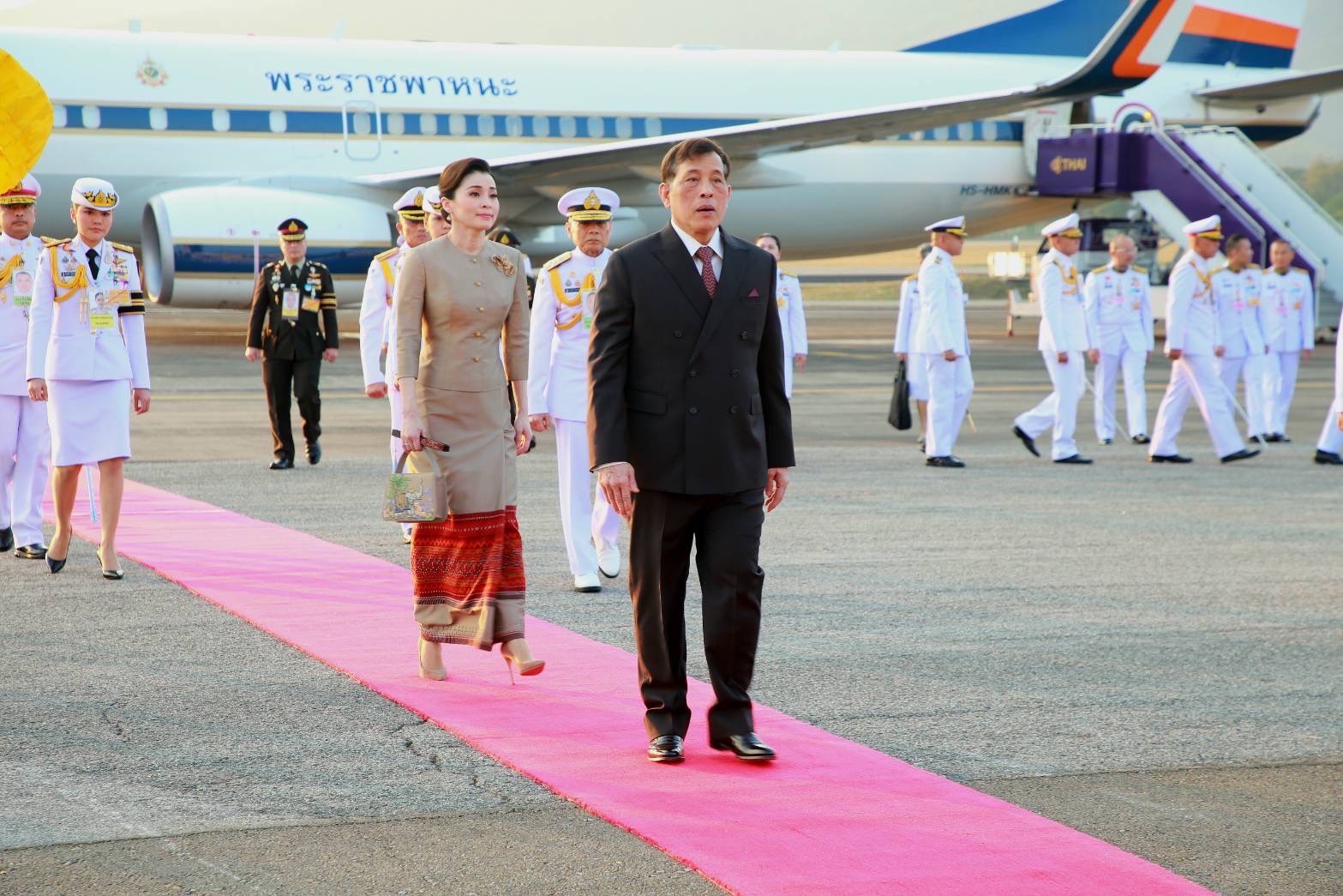 ในหลวง-พระราชินี เสด็จฯ ไปทรงปฏิบัติพระราชกิจ ณ วัดพระสิงห์ วรมหาวิหาร และวัดเจดีย์หลวง วรวิหาร จังหวัดเชียงใหม่ ในหลวง-พระราชินี เสด็จฯ ไปทรงปฏิบัติพระราชกิจ ณ วัดพระสิงห์ วรมหาวิหาร และวัดเจดีย์หลวง วรวิหาร จังหวัดเชียงใหม่