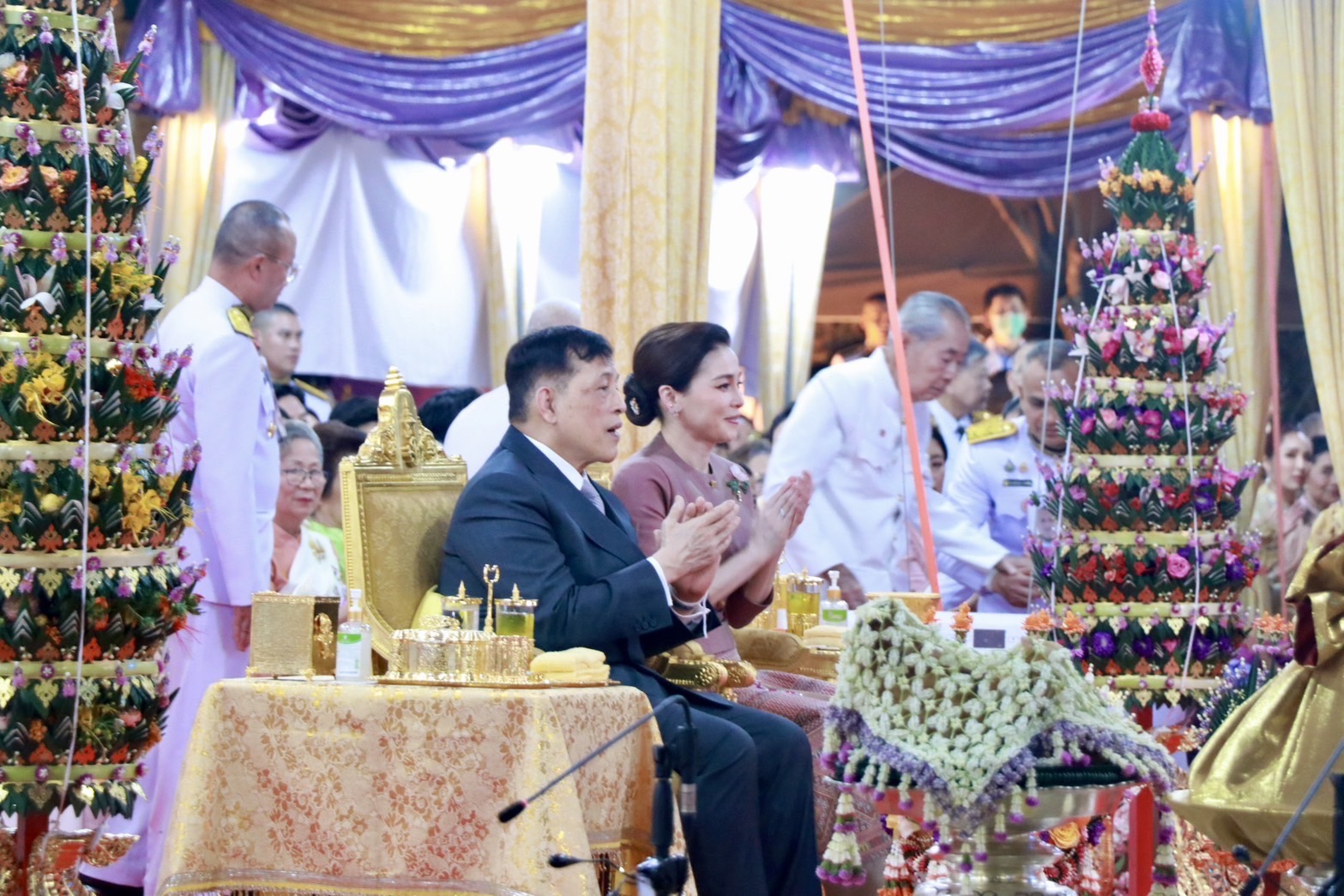 พระบาทสมเด็จพระเจ้าอยู่หัว และสมเด็จพระนางเจ้าฯ พระบรมราชินี เสด็จพระราชดำเนินไปในพิธีบายศรีทูลพระขวัญ ที่จังหวัดเชียงใหม่ พระบาทสมเด็จพระเจ้าอยู่หัว และสมเด็จพระนางเจ้าฯ พระบรมราชินี เสด็จพระราชดำเนินไปในพิธีบายศรีทูลพระขวัญ ที่จังหวัดเชียงใหม่