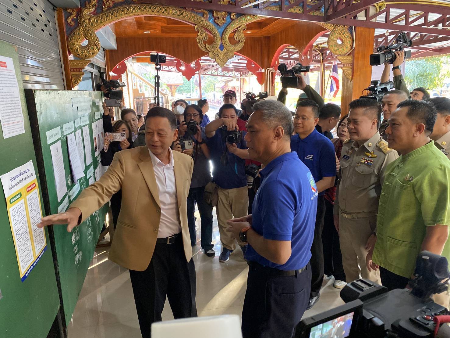 ประธาน กกต. ตรวจเยี่ยมหน่วยเลือกตั้งในเชียงใหม่ ย้ำทุกฝ่ายต้องปฏิบัติตามระเบียบให้มากที่สุด มั่นใจประชาชนจะออกมาใช้สิทธิ์มากขึ้นแม้เปลี่ยนวันเลือกตั้งเป็นวันเสาร์ ประธาน กกต. ตรวจเยี่ยมหน่วยเลือกตั้งในเชียงใหม่ ย้ำทุกฝ่ายต้องปฏิบัติตามระเบียบให้มากที่สุด มั่นใจประชาชนจะออกมาใช้สิทธิ์มากขึ้นแม้เปลี่ยนวันเลือกตั้งเป็นวันเสาร์