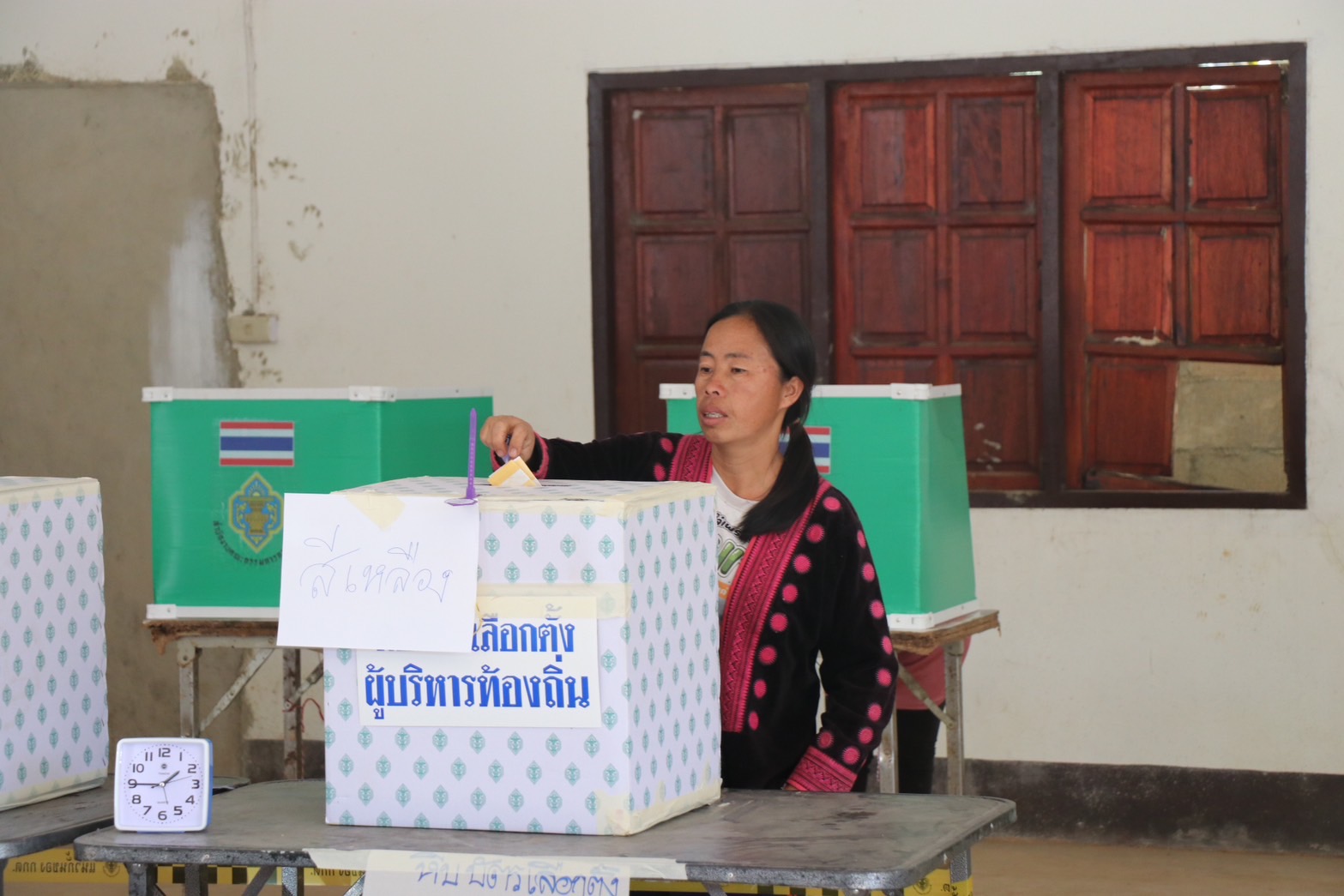 พี่น้องกลุ่มชาติพันธ์ุที่นี่ก็ไม่ยอมเสียสิทธิ ต่างพากันเดินทางมาหย่อนบัตรเลือกตั้งกันอย่างไม่ขาดสาย พี่น้องกลุ่มชาติพันธ์ุที่นี่ก็ไม่ยอมเสียสิทธิ ต่างพากันเดินทางมาหย่อนบัตรเลือกตั้งกันอย่างไม่ขาดสาย