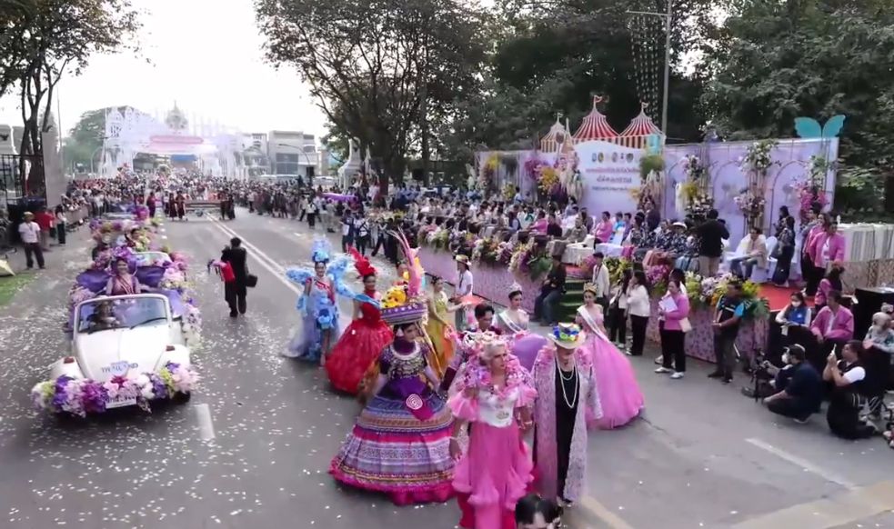 นักท่องเที่ยวจำนวนมากชื่นชมความอลังการขบวนรถบุปผชาติงานไม้ดอกไม้ประดับเชียงใหม่'68 นักท่องเที่ยวจำนวนมากชื่นชมความอลังการขบวนรถบุปผชาติงานไม้ดอกไม้ประดับเชียงใหม่'68