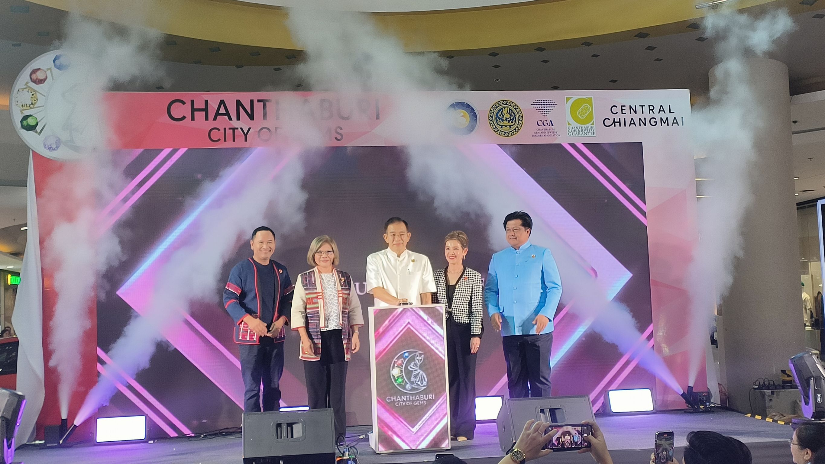 สำนักงานพาณิชย์จังหวัดจันทบุรีจัด Roadshow นำสินค้าอัญมณีและเครื่องประดับไปจำหน่าย 3 ภาค 3 จังหวัด สำนักงานพาณิชย์จังหวัดจันทบุรีจัด Roadshow นำสินค้าอัญมณีและเครื่องประดับไปจำหน่าย 3 ภาค 3 จังหวัด
