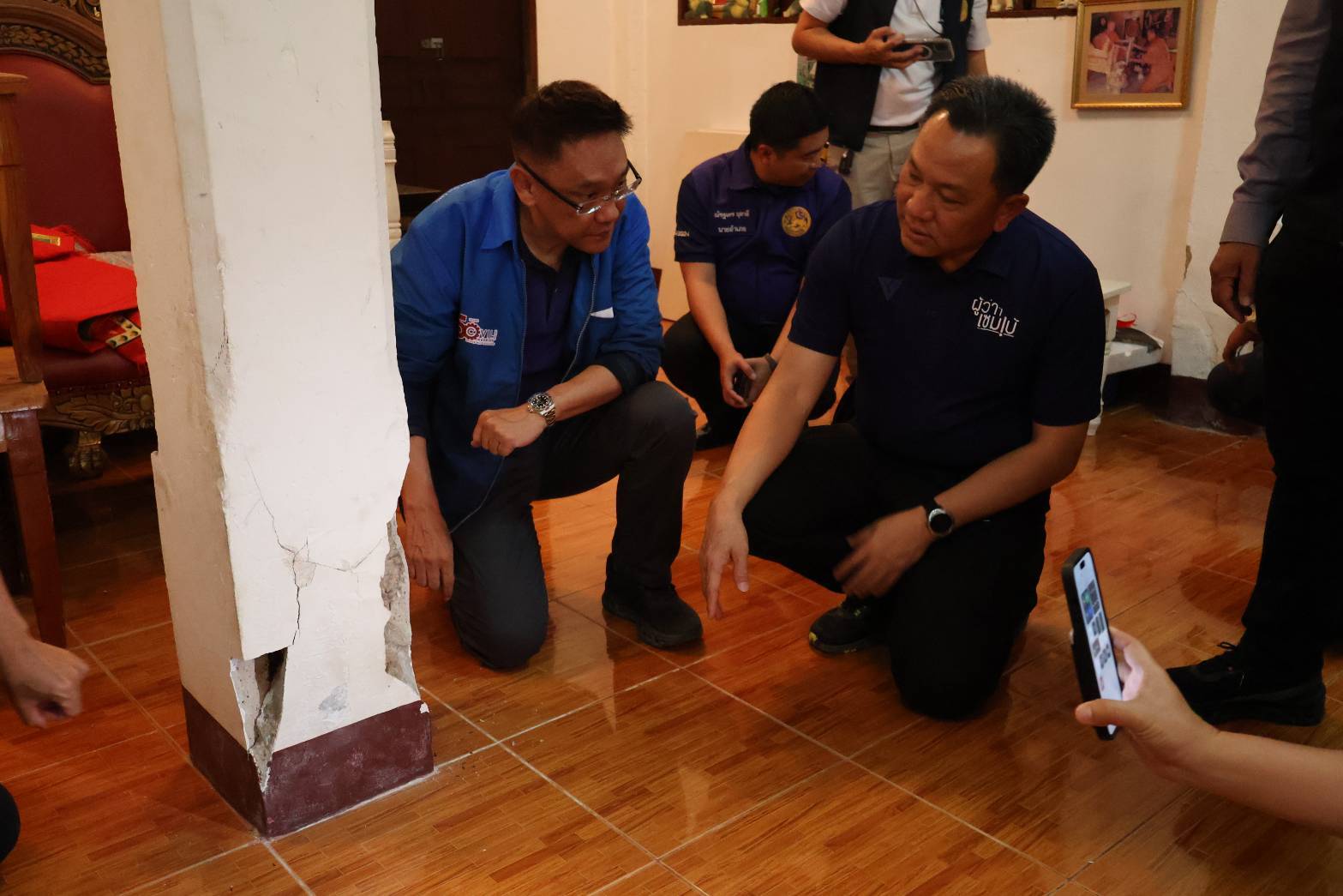 ผู้ว่าฯ เชียงใหม่ ลงพื้นที่ตรวจสอบวัดท่าหลุก ต.สันผีเสื้อ หลังได้รับผลกระทบจากแผ่นดินไหว พบเสากุฏิพระสงฆ์เสียหายแตกร้าวหลายจุด เร่งประสานช่างผู้เชี่ยวชาญจาก อบจ.เชียงใหม่ มาช่วยปรับปรุงซ่อมแซมโดยด่วน ผู้ว่าฯ เชียงใหม่ ลงพื้นที่ตรวจสอบวัดท่าหลุก ต.สันผีเสื้อ หลังได้รับผลกระทบจากแผ่นดินไหว พบเสากุฏิพระสงฆ์เสียหายแตกร้าวหลายจุด เร่งประสานช่างผู้เชี่ยวชาญจาก อบจ.เชียงใหม่ มาช่วยปรับปรุงซ่อมแซมโดยด่วน