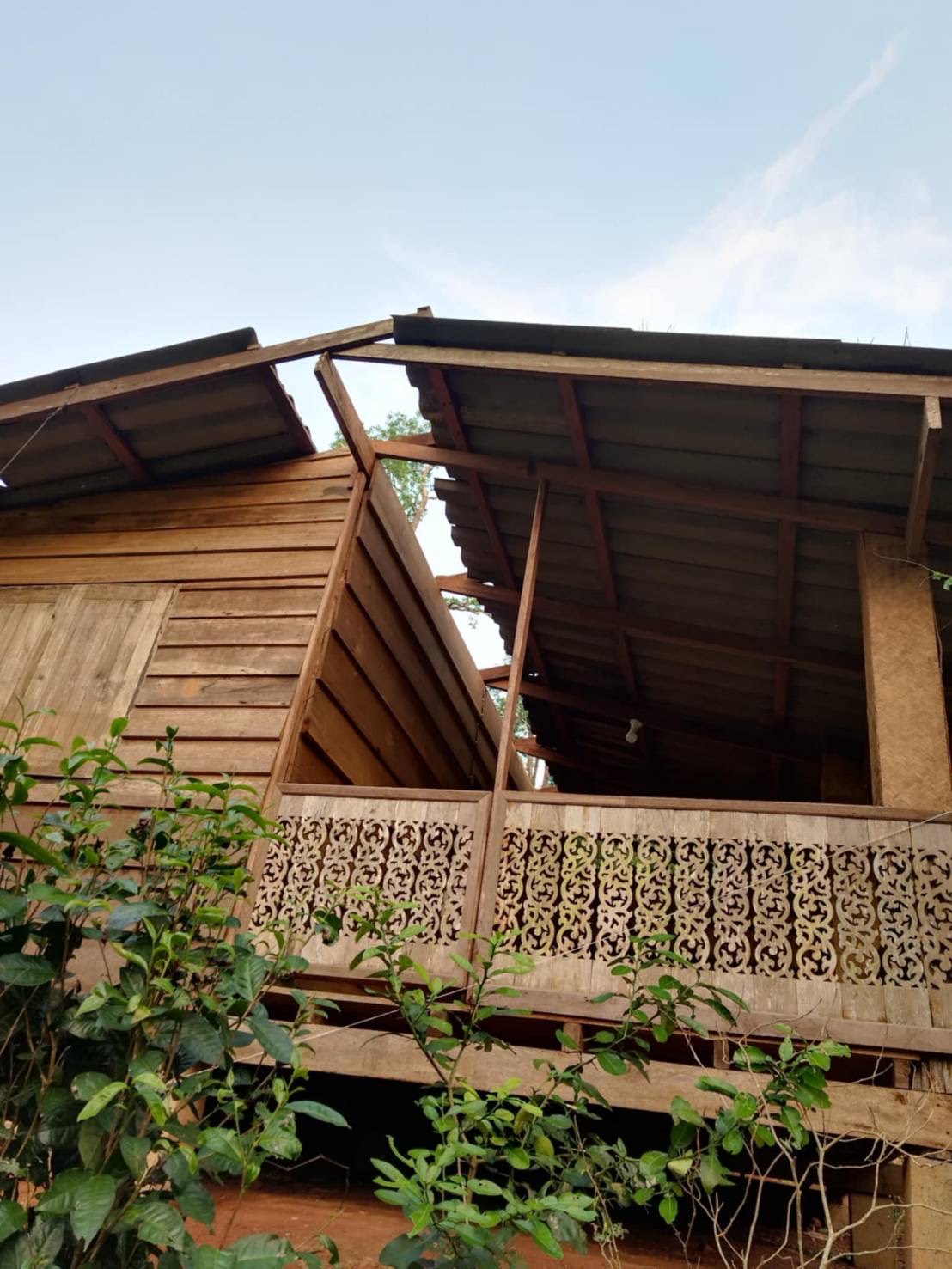 พายุฤดูร้อนถล่มแม่แตง บ้านเรือนเสียหายหลายหลัง – เร่งช่วยเหลือผู้ประสบภัย พายุฤดูร้อนถล่มแม่แตง บ้านเรือนเสียหายหลายหลัง – เร่งช่วยเหลือผู้ประสบภัย