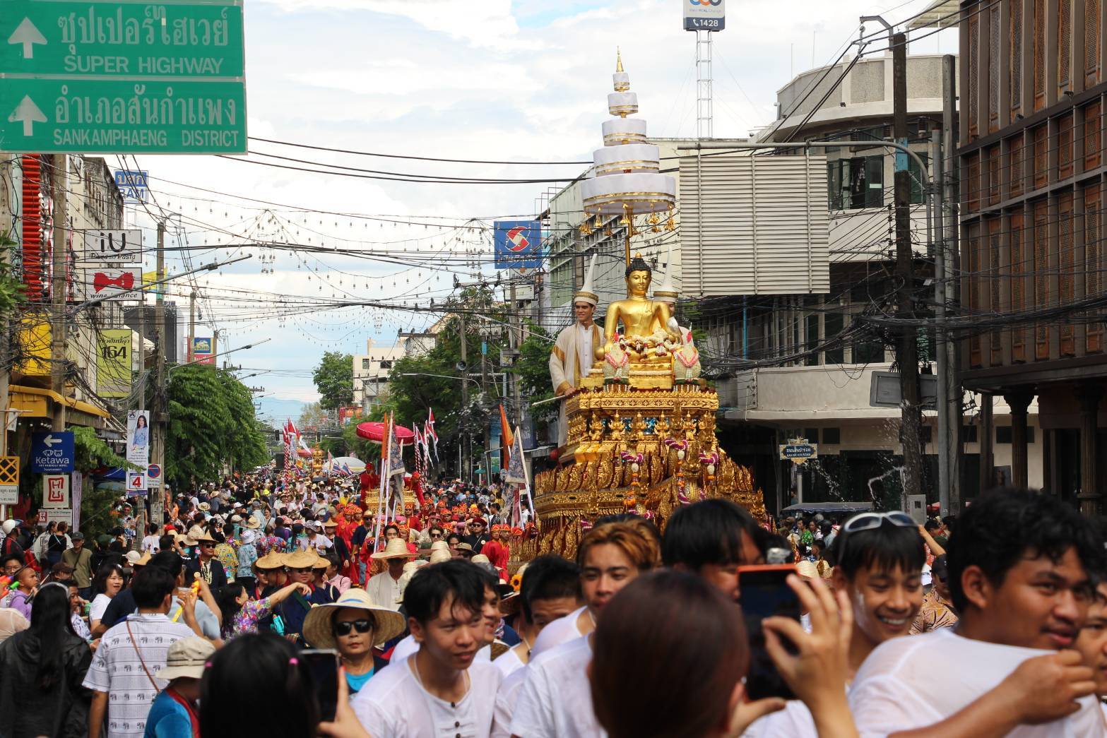 ชาวเชียงใหม่และนักท่องเที่ยว ร่วมสรงน้ำขบวนแห่พระพุทธสิหิงค์และองค์พระสำคัญจาก 48 วัด เป็นสิริมงคลตามประเพณีสงกรานต์ของชาวล้านนา จนเนืองแน่นตลอดเส้นทาง ชาวเชียงใหม่และนักท่องเที่ยว ร่วมสรงน้ำขบวนแห่พระพุทธสิหิงค์และองค์พระสำคัญจาก 48 วัด เป็นสิริมงคลตามประเพณีสงกรานต์ของชาวล้านนา จนเนืองแน่นตลอดเส้นทาง
