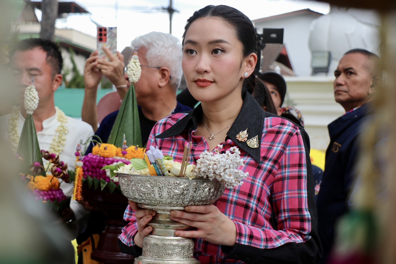 นายกฯ อิ๊ง ร่วมกิจกรรมทำบุญปี๋ใหม่เมือง สรงน้ำพระพุทธสิหิงค์ พระพุทธรูปศักดิ์สิทธิ์ประจำจังหวัดเชียงใหม่ นายกฯ อิ๊ง ร่วมกิจกรรมทำบุญปี๋ใหม่เมือง สรงน้ำพระพุทธสิหิงค์ พระพุทธรูปศักดิ์สิทธิ์ประจำจังหวัดเชียงใหม่