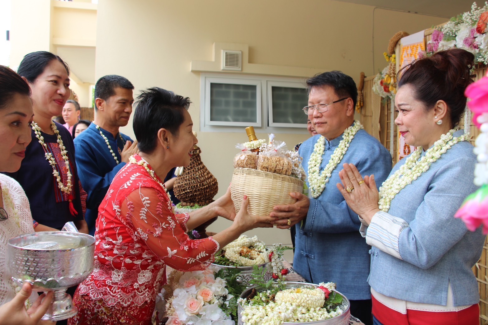 ส่วนราชการจังหวัดเชียงใหม่ ร่วมรดน้ำดำหัวรองผู้ว่าราชการจังหวัดเชียงใหม่ สืบฮีต สานฮอย ป๋าเวณีปี๋ใหม่เมือง 2568 ส่วนราชการจังหวัดเชียงใหม่ ร่วมรดน้ำดำหัวรองผู้ว่าราชการจังหวัดเชียงใหม่ สืบฮีต สานฮอย ป๋าเวณีปี๋ใหม่เมือง 2568