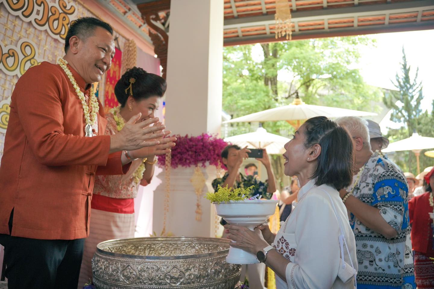 เทศบาลนครเชียงใหม่ ร่วมสระเกล้าดำหัวผู้ว่าราชการจังหวัดเชียงใหม่และนายกเหล่ากาชาดจังหวัดเชียงใหม่ เนื่องในวันป๋าเวณีปีใหม่เมืองเจียงใหม่ ประจำปี 2568 เทศบาลนครเชียงใหม่ ร่วมสระเกล้าดำหัวผู้ว่าราชการจังหวัดเชียงใหม่และนายกเหล่ากาชาดจังหวัดเชียงใหม่ เนื่องในวันป๋าเวณีปีใหม่เมืองเจียงใหม่ ประจำปี 2568