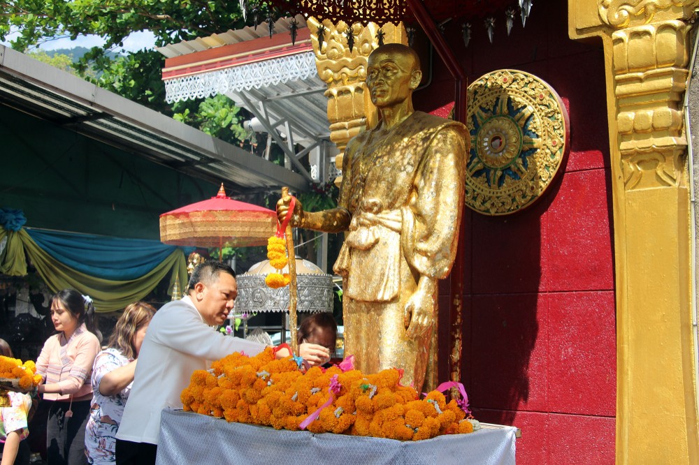ผู้ว่าฯ เชียงใหม่ สรงน้ำสิ่งศักดิ์สิทธิ์คู่บ้านคู่เมืองและรดน้ำขอพรพระเถระชั้นผู้ใหญ่ เนื่องในประเพณีสงกรานต์ ปี 2568 ผู้ว่าฯ เชียงใหม่ สรงน้ำสิ่งศักดิ์สิทธิ์คู่บ้านคู่เมืองและรดน้ำขอพรพระเถระชั้นผู้ใหญ่ เนื่องในประเพณีสงกรานต์ ปี 2568