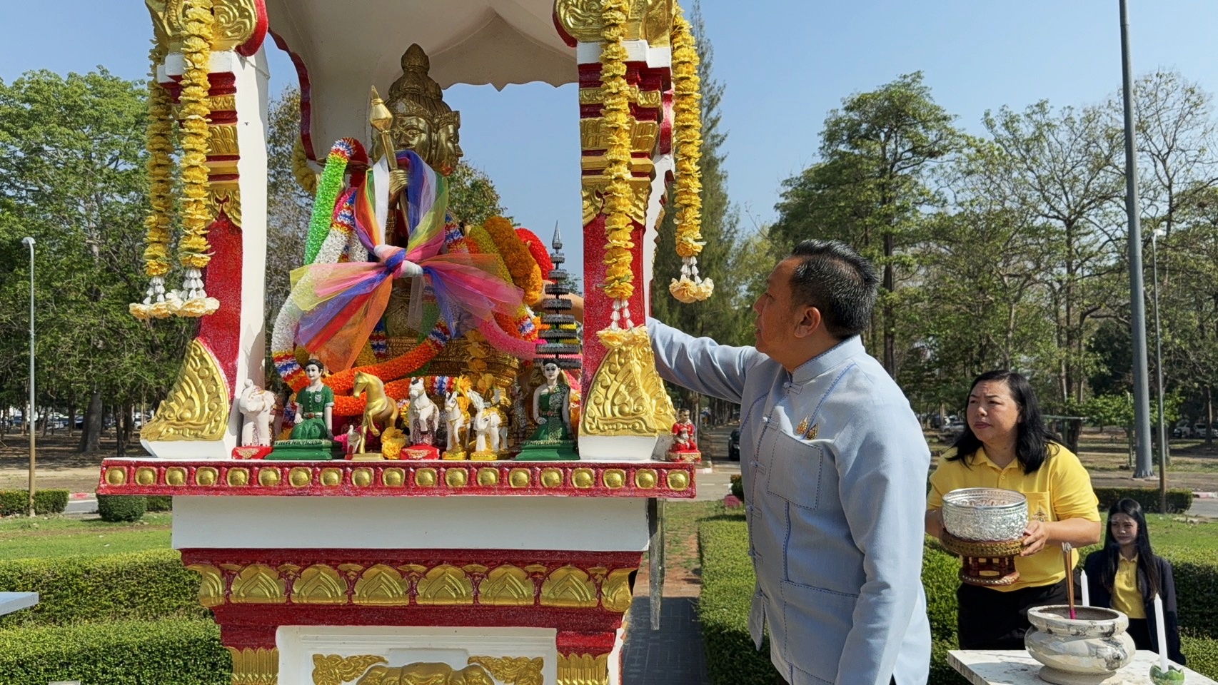 ผู้ว่าฯ เชียงใหม่ สรงน้ำสิ่งศักดิ์สิทธิ์ภายในศูนย์ราชการจังหวัดฯ เป็นสิริมงคล เนื่องในประเพณีสงกรานต์ ประจำปี 2568 ผู้ว่าฯ เชียงใหม่ สรงน้ำสิ่งศักดิ์สิทธิ์ภายในศูนย์ราชการจังหวัดฯ เป็นสิริมงคล เนื่องในประเพณีสงกรานต์ ประจำปี 2568