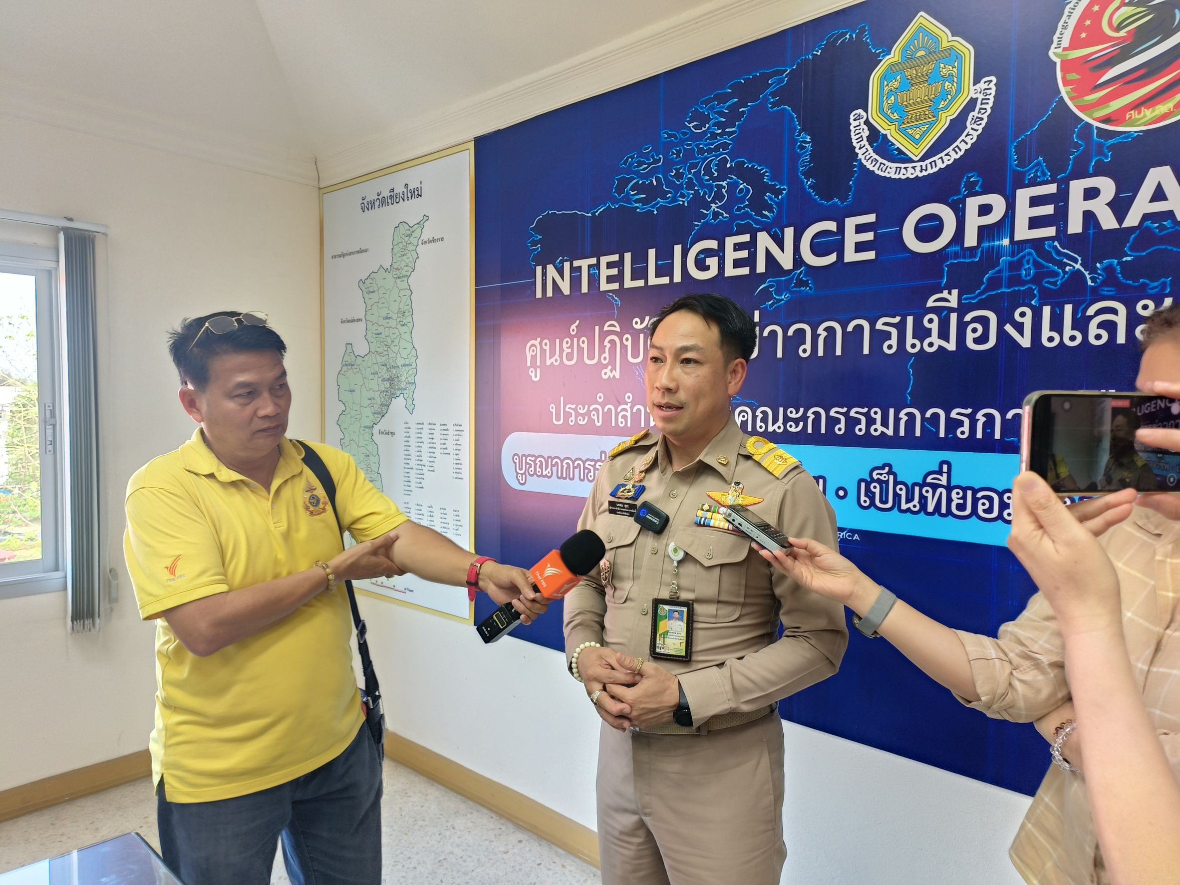 กกต.ควงผู้ตรวจการเลือกตั้งเรียก กำนัน ผญบ. ผู้สมัครและเกี่ยวข้องพื้นที่เทศบาลตำบลสันผีเสื้อปรับทัศนคติเคลียร์ปมหาเสียงดุเดือด กกต.ควงผู้ตรวจการเลือกตั้งเรียก กำนัน ผญบ. ผู้สมัครและเกี่ยวข้องพื้นที่เทศบาลตำบลสันผีเสื้อปรับทัศนคติเคลียร์ปมหาเสียงดุเดือด