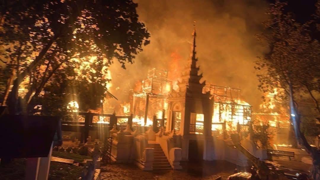 ผู้ว่าฯ เชียงใหม่ สั่งเร่งตรวจสอบเหตุเพลิงไหม้โรงแรมดาราเทวีช่วงตี 2 ระดมรถดับเพลิง 22 คัน ควบคุมเพลิง ผู้ว่าฯ เชียงใหม่ สั่งเร่งตรวจสอบเหตุเพลิงไหม้โรงแรมดาราเทวีช่วงตี 2 ระดมรถดับเพลิง 22 คัน ควบคุมเพลิง